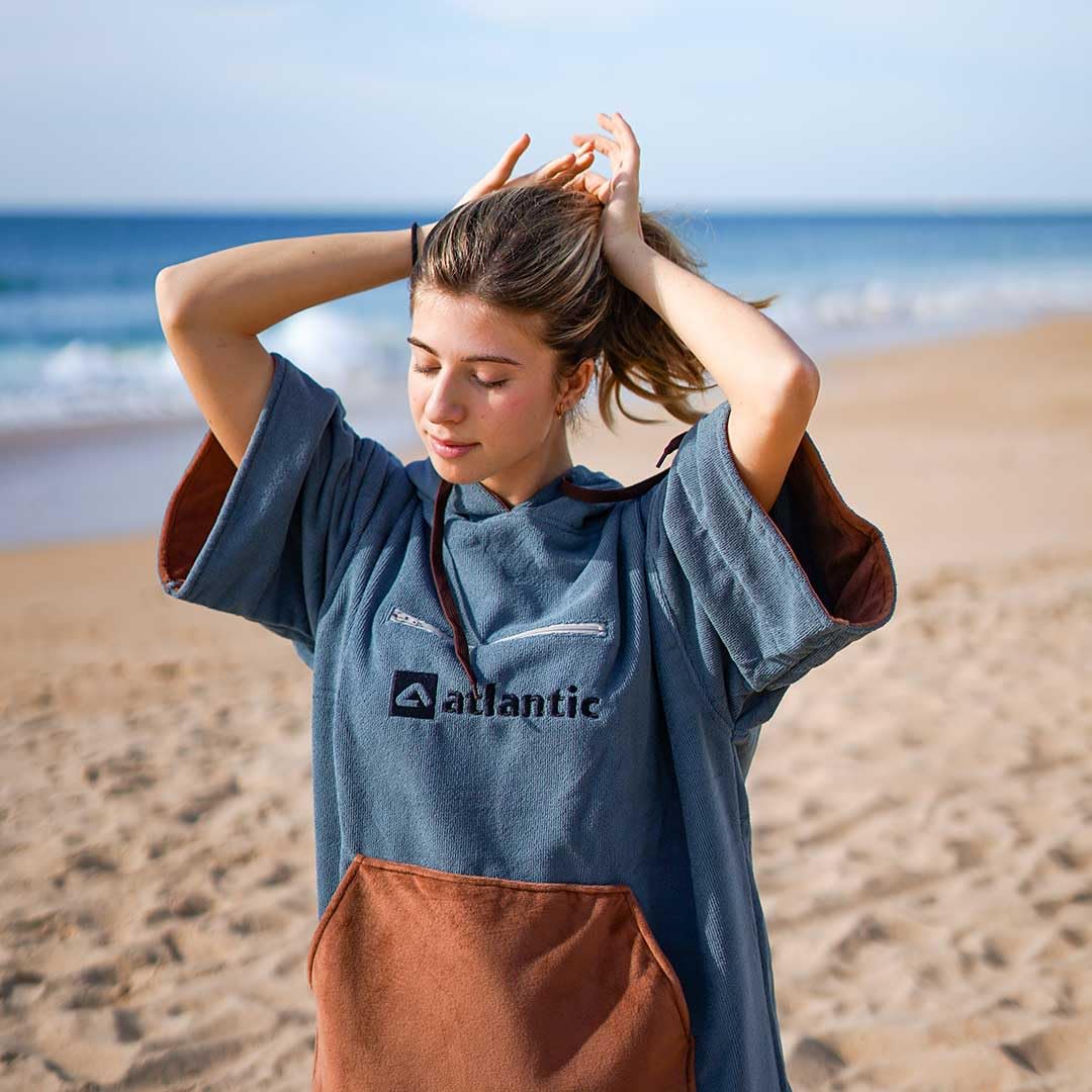 Atlantic Boards | Tavola da Surf Poncho Asciugamano 300 gsm | 90 x 70 cm | Blu e Marrone L