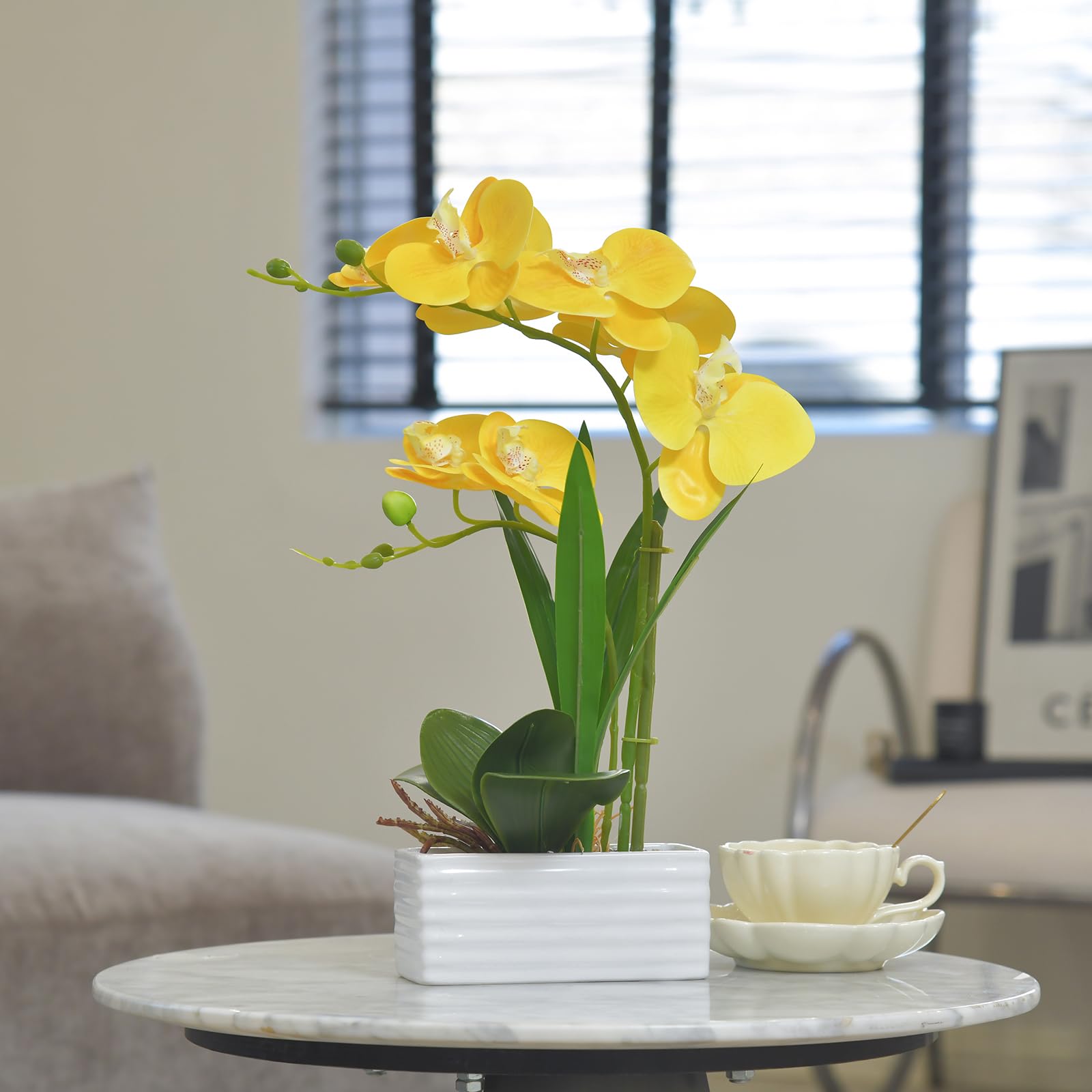 Orquídea artificial de tacto real en maceta, flor falaenopsis falsa con jarrón de cerámica blanca, arreglo de orquídeas sintéticas para el hogar, mesa, oficina, boda, decoración de fiesta