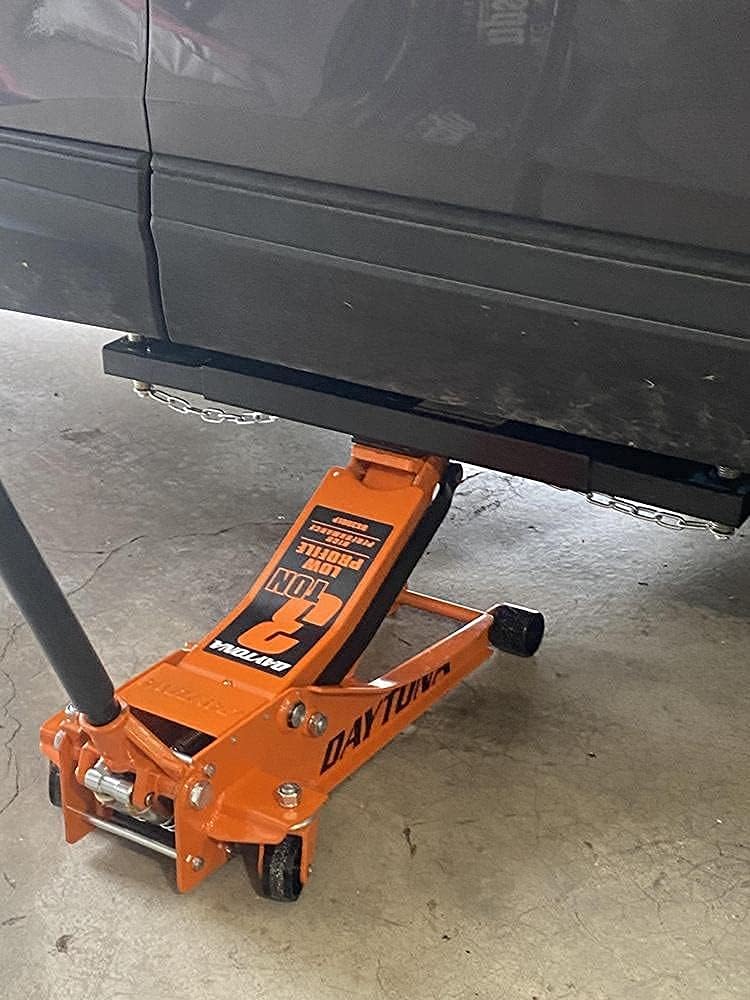 Gato de piso Daytona de 3 toneladas colocado debajo de un vehículo