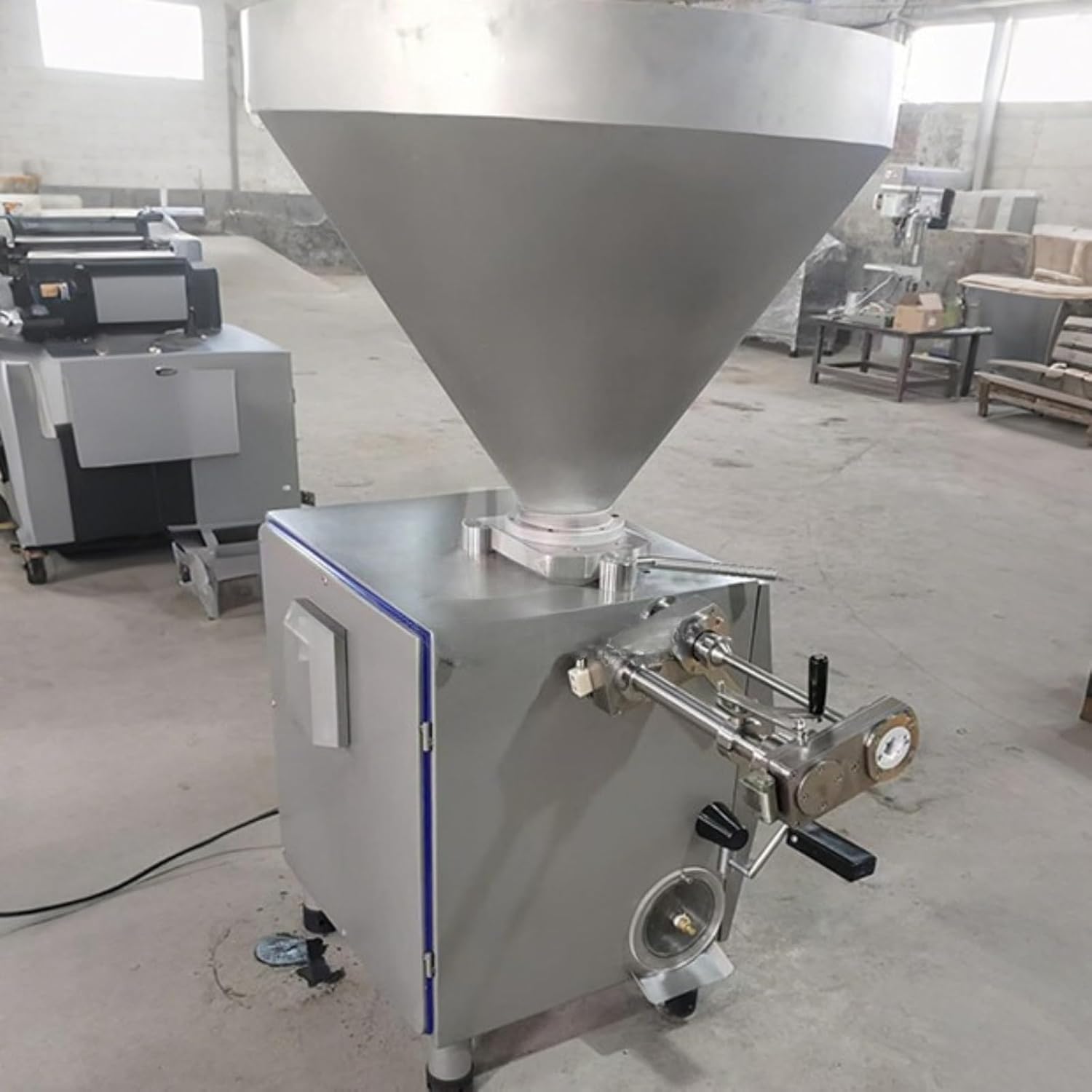 Commercial electric automatic vertical sausage stuffer, made of stainless steel, with foot pedal and adjustable speed function, professional sausage stuffer, suitable for home and restaurant use.