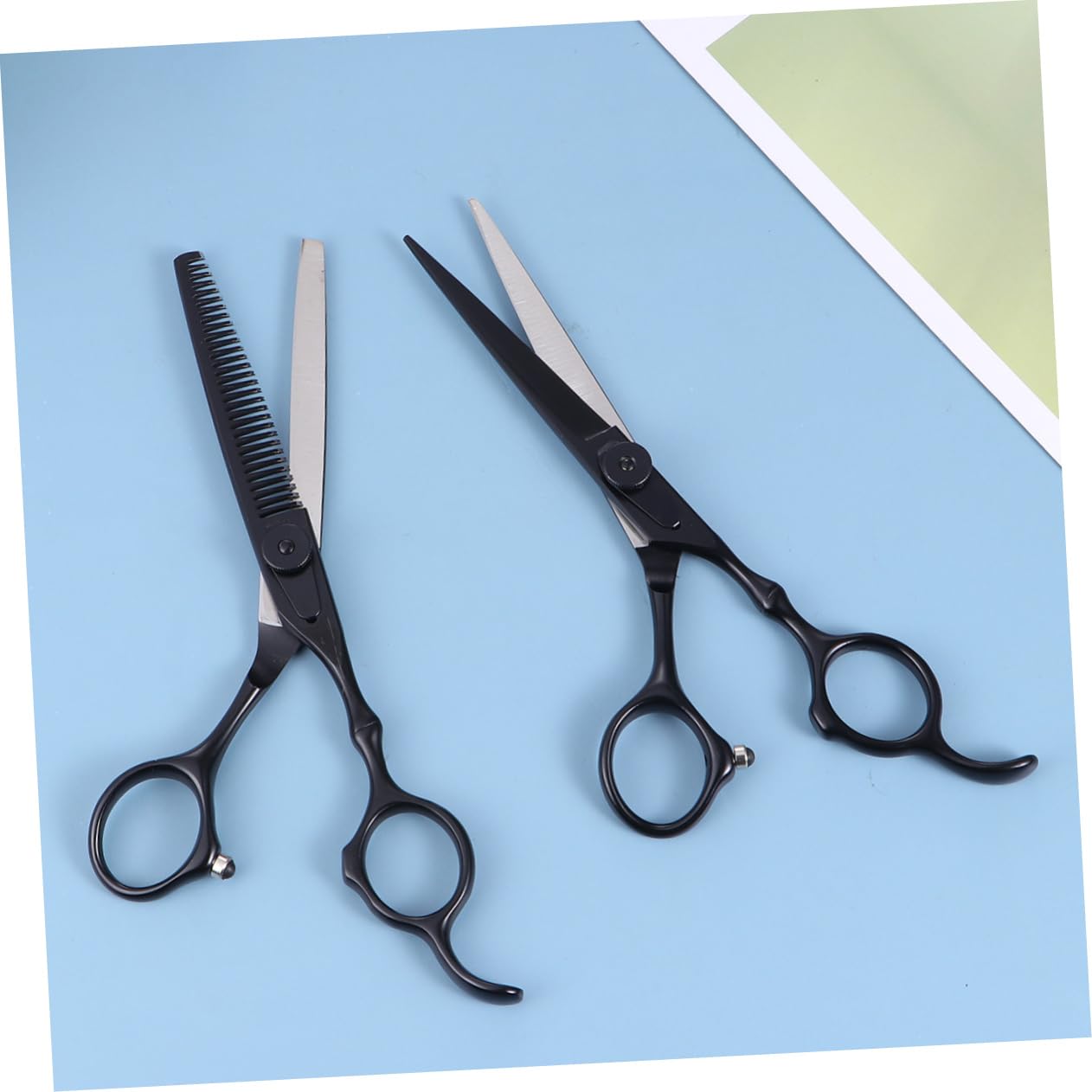 Set Forbici Professionali Taglio Chioma 2 Pezzi Nero Acciaio | Pettine Incluso, Impugnatura Ergonomica, per Casa e Salone, Prevenzione Danni ai Chioma