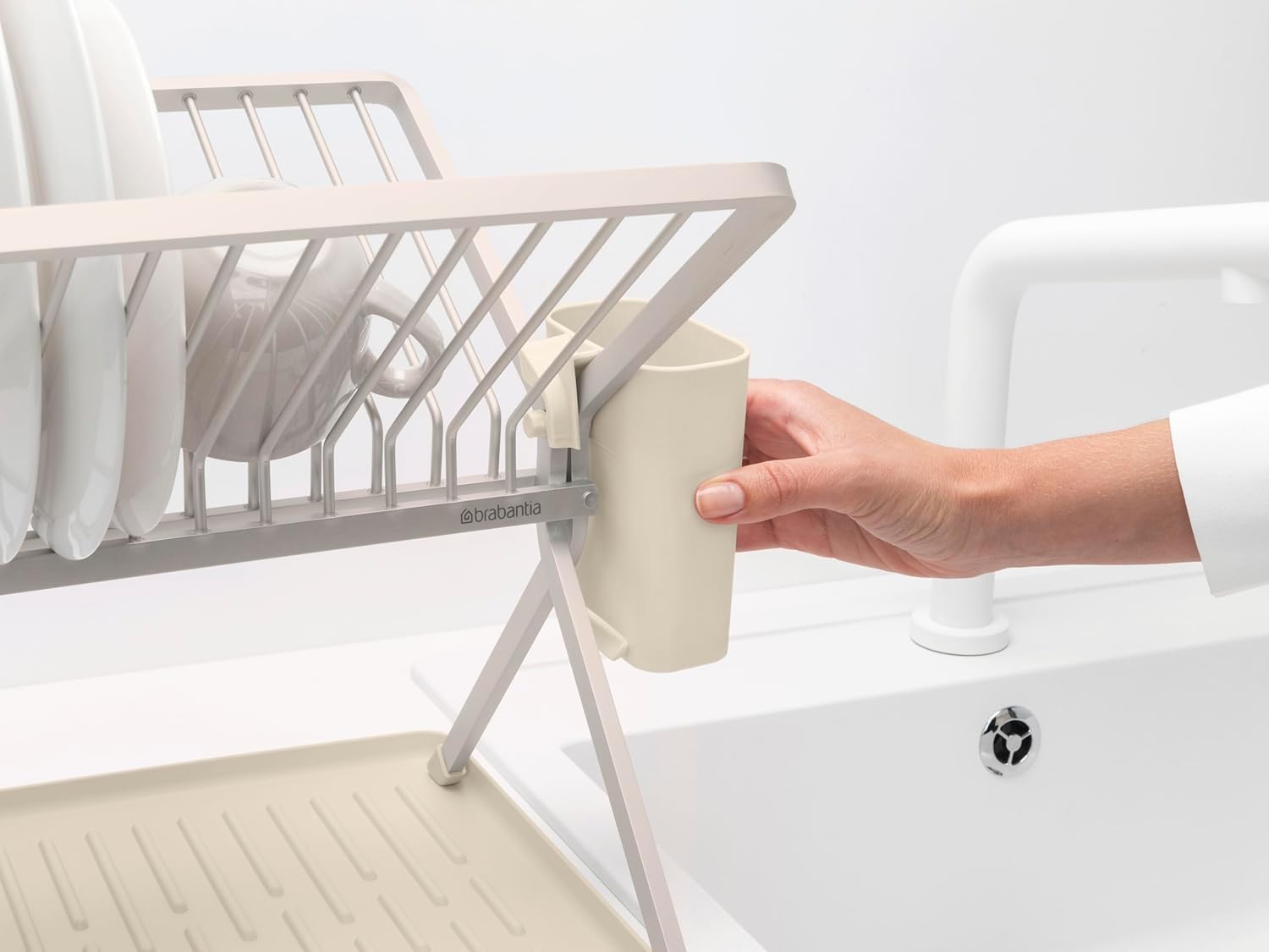 Brabantia SinkSide Escurridor para fregadero plegable (Soft Beige), escurridor de platos para fregadero con escurridor de cubiertos extraíble, versátil para la vajilla