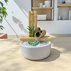 Fonte de Água 2 Quedas Decorativa em Bambu Natural com Base Branca, Estilo Zen, Mini Cascata com Pedras Decorativas e Folhas