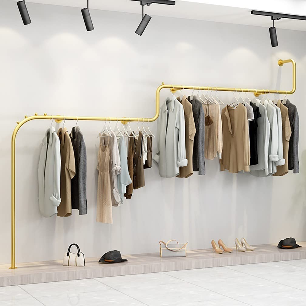 Perchero de pared de tubo industrial para organizar ropa en tienda