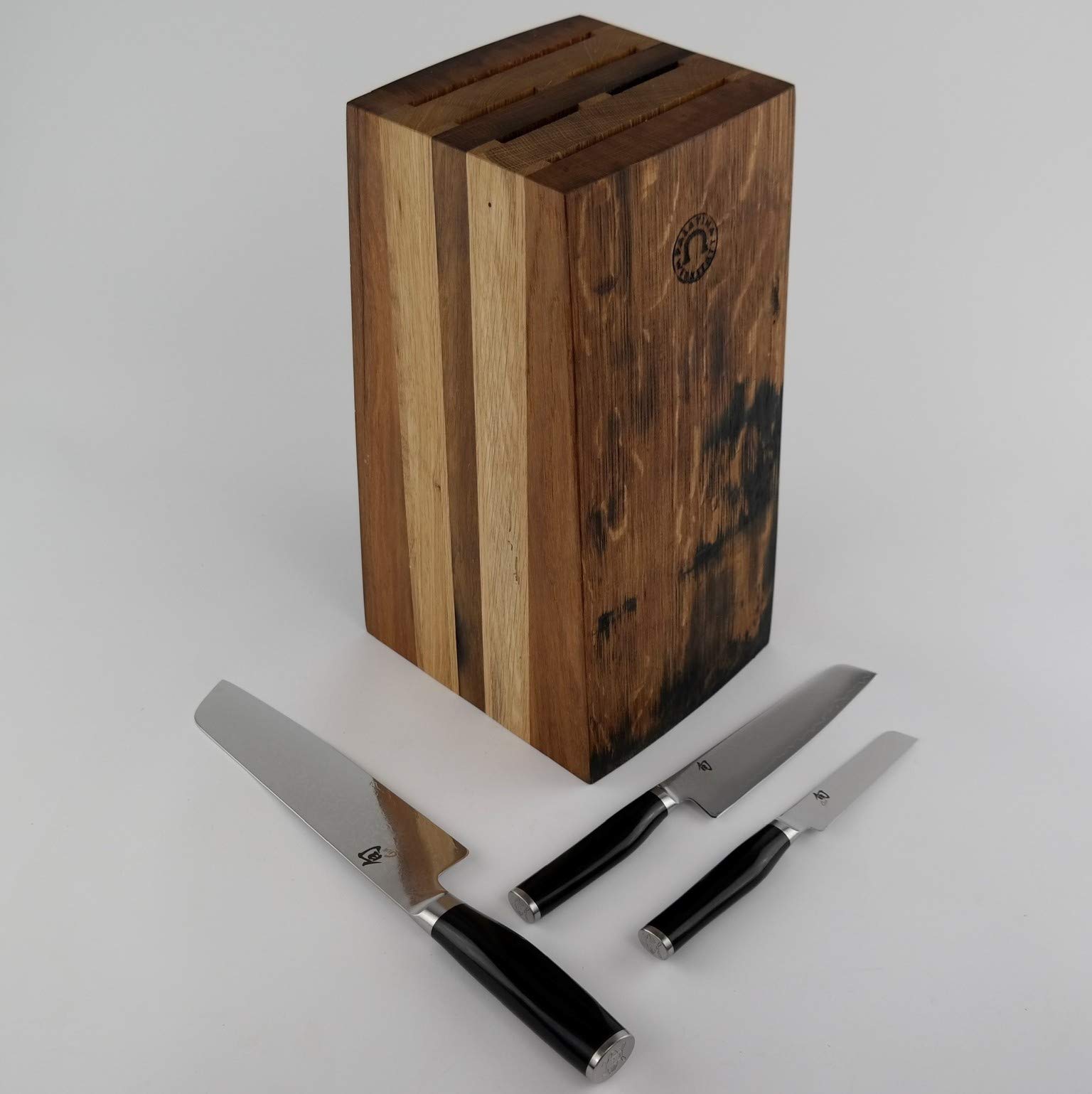 exklusiver Messerblock aus alten Fassdauben + 3 Kai Shun Minamo -TMM-0700, TMM-0701, TMM-0702, ultrascharfe Damastmesser aus 72-Lagen Damaststahl, Officemesser, Allzweckmesser und Santoku