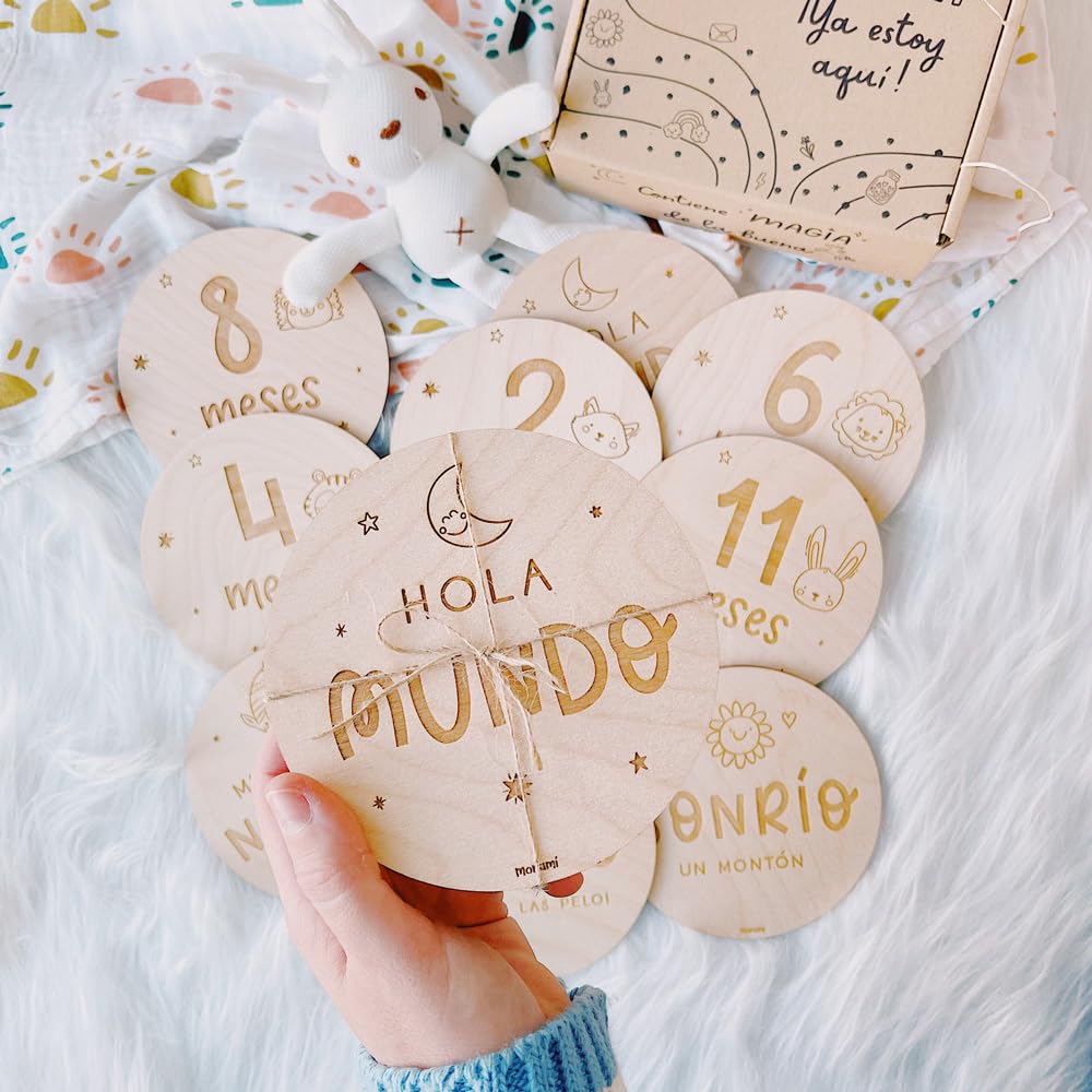 MONAMÍ - Placas Cumple Mes de bebé grabadas en Madera. Incluye 20 diseños Grabados en Madera, Meses y 3 Placas de hitos con 6 Momentos con Frases Divertidas. Diseñado y producido en España