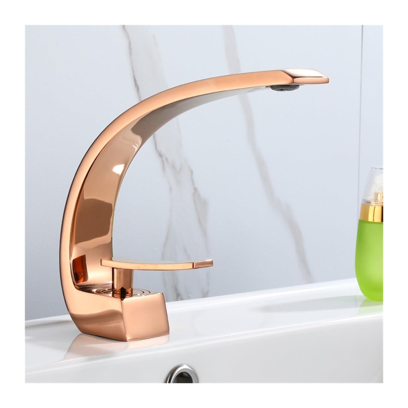 Robinet de lavabo or rose pour une salle de bain moderne et zen