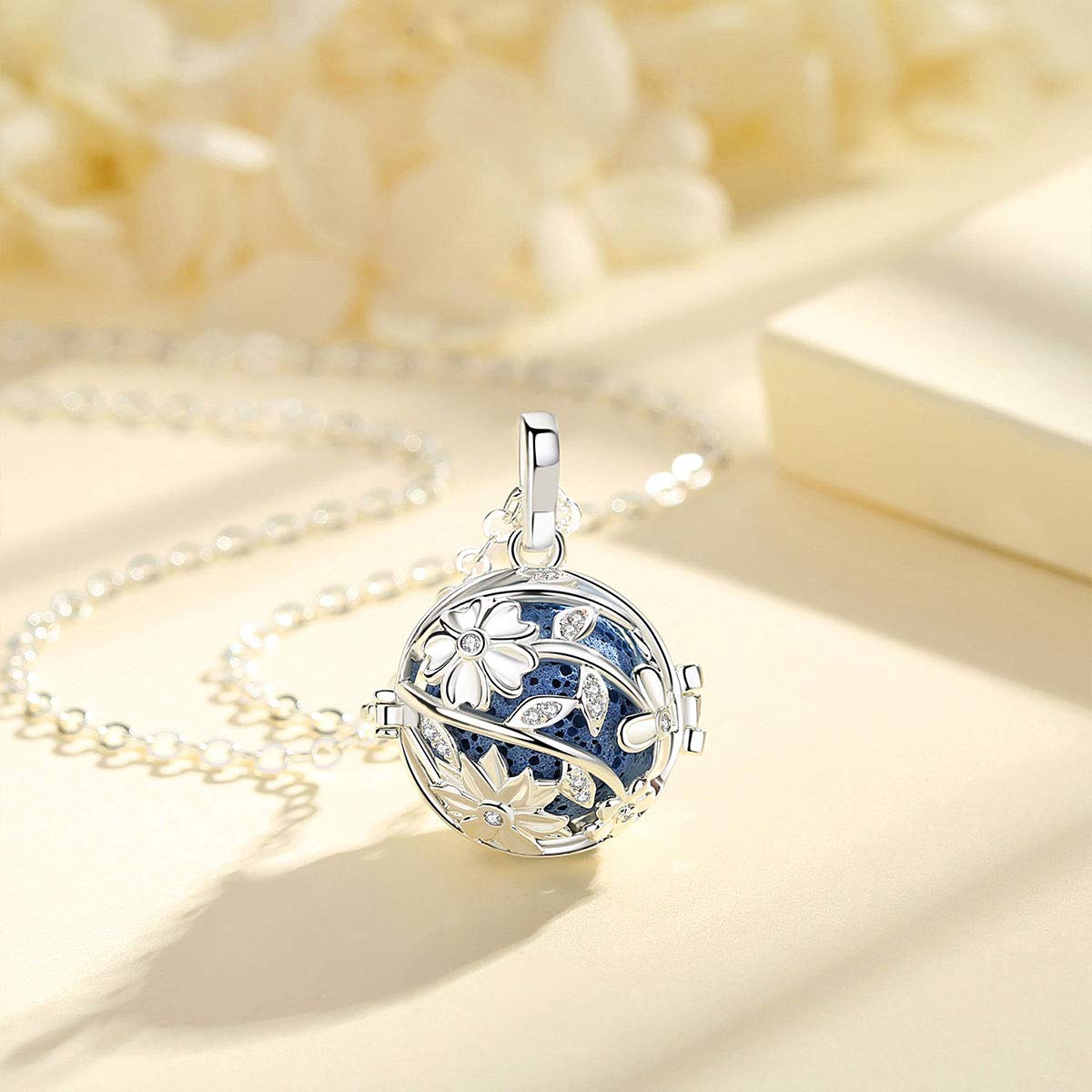 EUDORA Harmony Ball Collana Aromaterapia Ciondolo con Oli Essenziali per Donna, Collana con Diffusore Regalo di Gioielli per Ragazze con 7 Pezzi di Pietra Lavica, 24 Pollici
