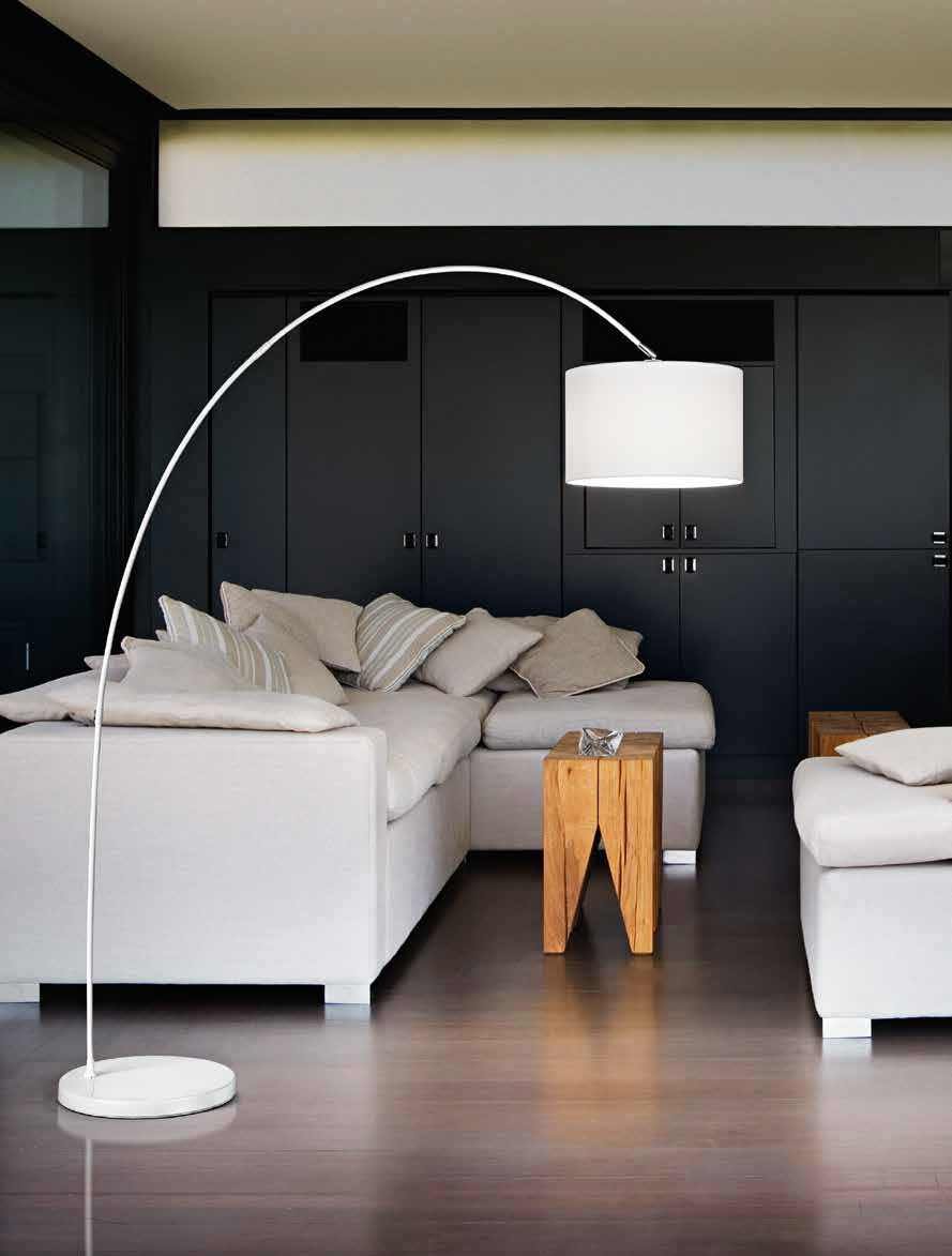 Lampada da terra ad arco modello 6304B Perenz Questa lampada da terra e realizzata con una montatura in metallo verniciato bianco e paralume in stoffa