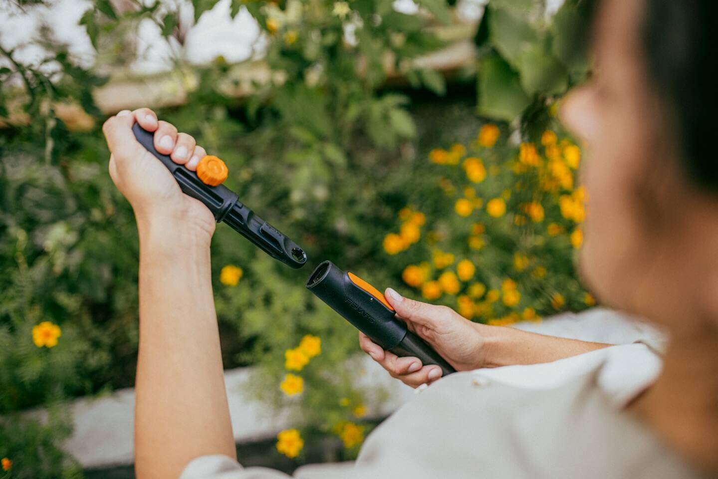Fiskars OneClick Adaptador Universal, Conexión de Mangos OneClick con Cabezales de Herramientas de Otras Marcas, Amplia Compatibilidad, Negro y Naranja, 1080704