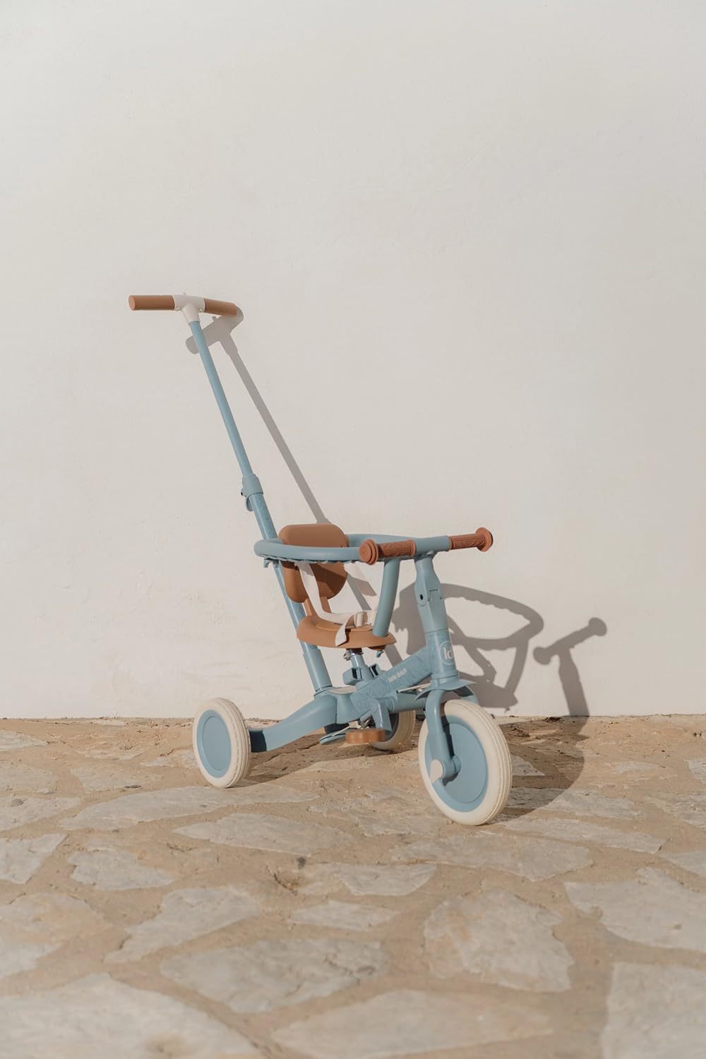 Little Dutch Triciclo 4 en 1, incluye barra de empuje, pedales, cinturón de seguridad y anillo, triciclo infantil, para niños y niñas a partir de 1-3 años, color azul
