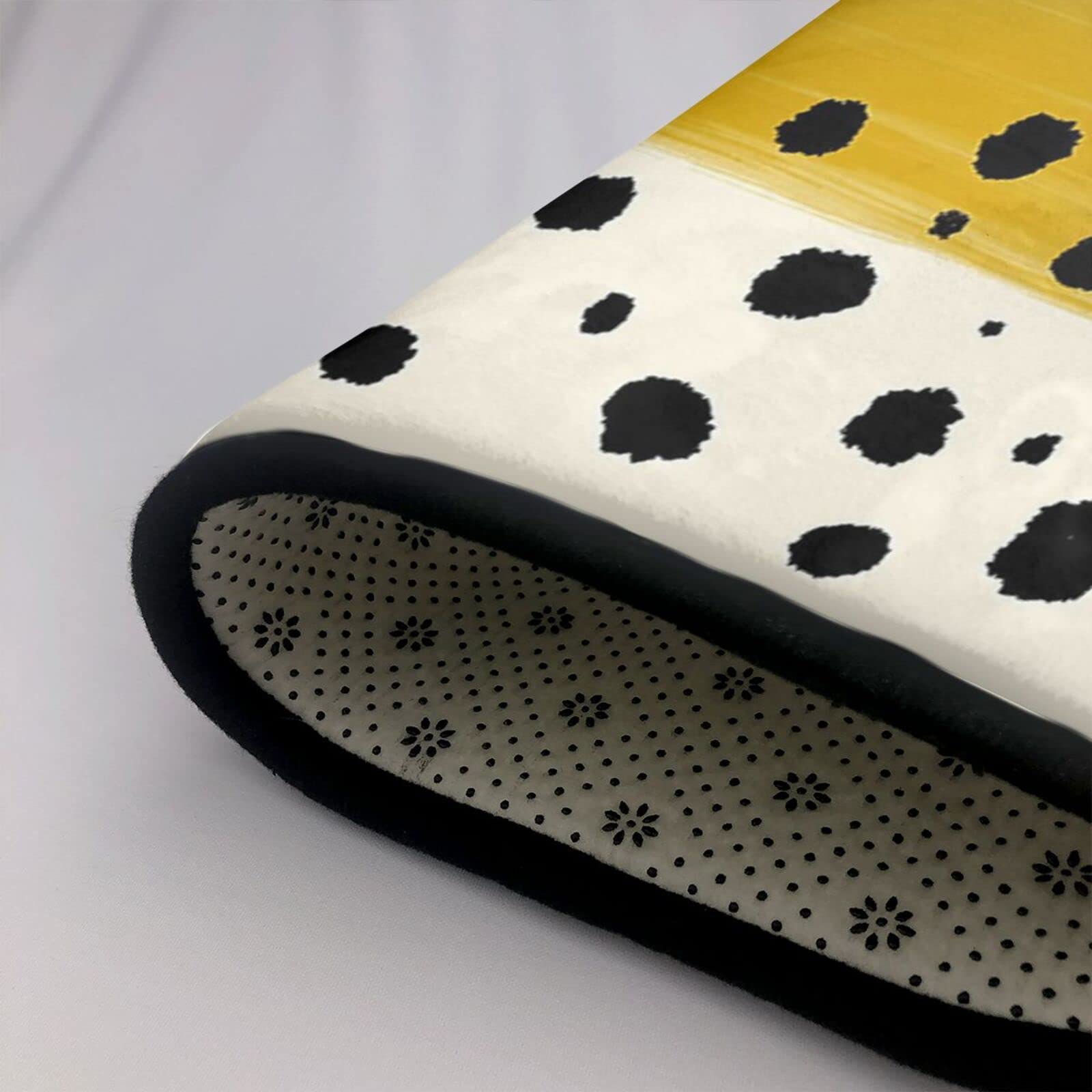 Tapis imprimé jaune moutarde et noir, absorbant l'eau et durable, adapté à tout espace de vie