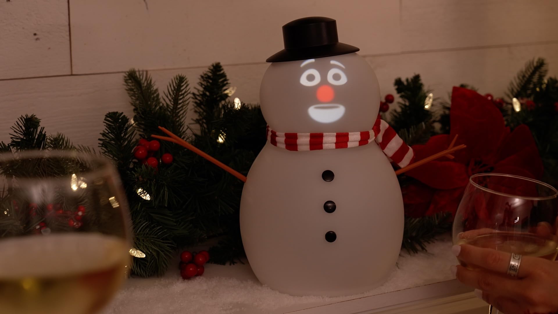 FrostByte (Mr. Chill) Muñeco de nieve animado parlante con proyector integrado y altavoz Plug'n Play