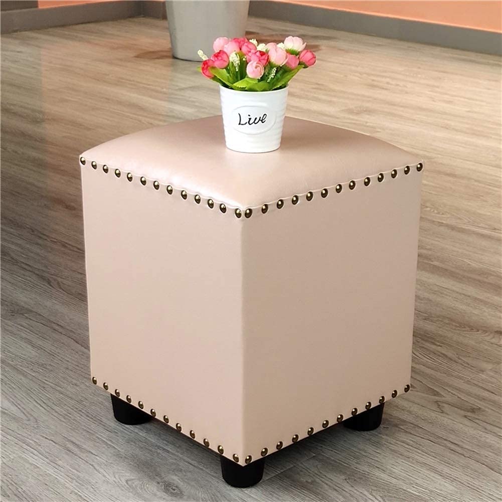 Pouf en cuir et bois massif, l'élégance d'un petit banc carré