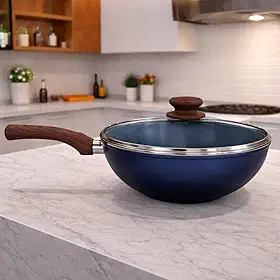 Frigideira Wok Turim com Indução e Revestimento Cerâmico e Tampa de Vidro Funda Antiaderente com Tampa, 28 cm 4.3 Litros, Alumínio 2.3 mm Cabo Baquelite Antitérmico Livre de PFOA (Azul Escuro)