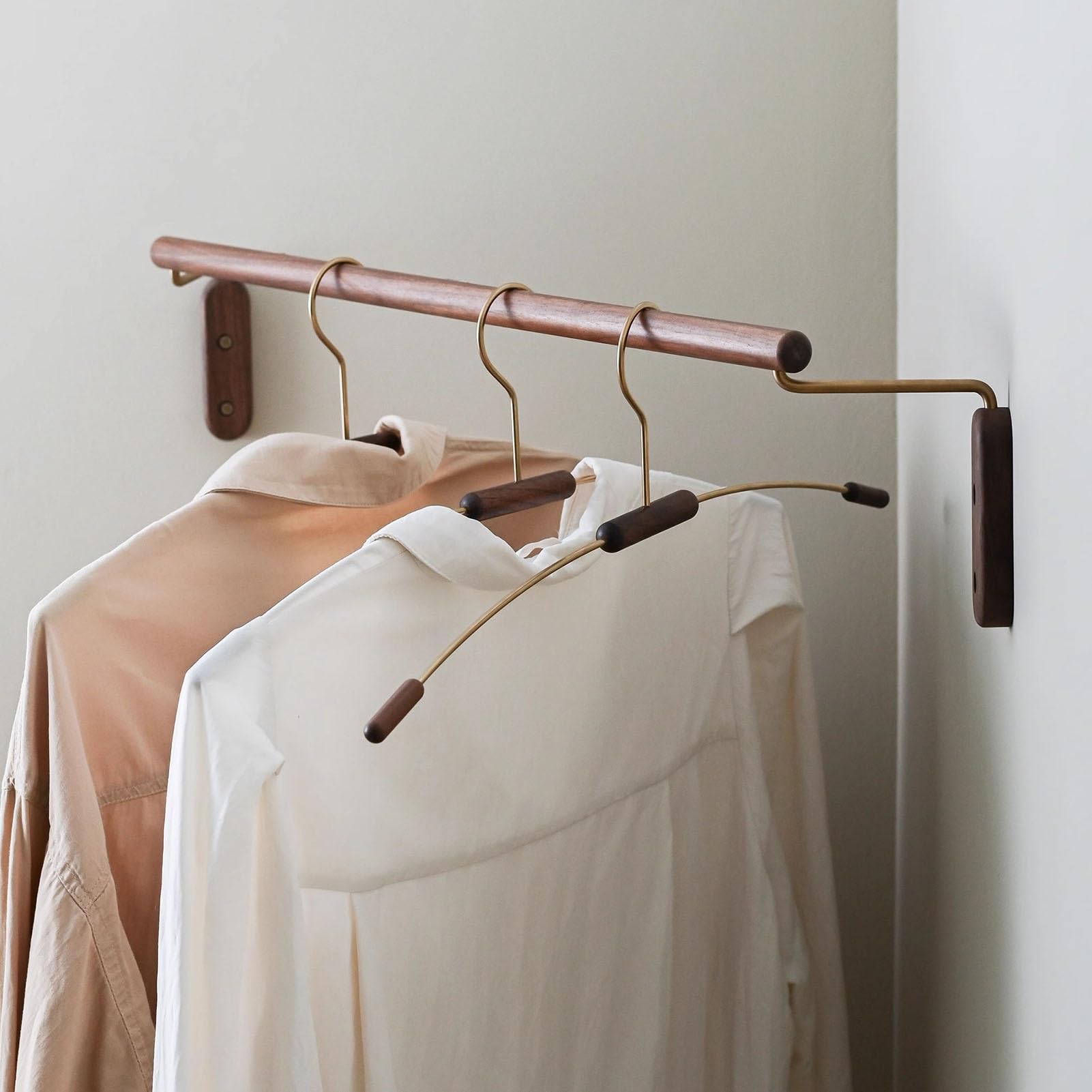 Barre penderie étendoir à linge d'angle en noyer pour dressing
