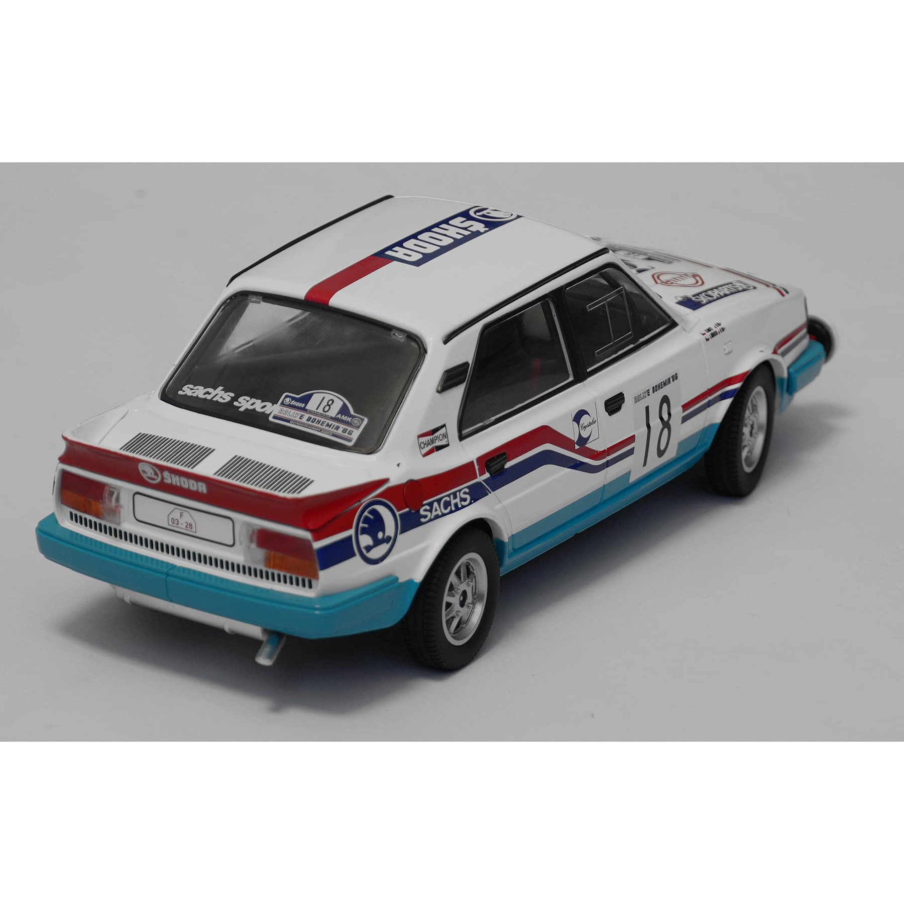 Skoda 6U0099302B Modellauto 130 LR No.18 Rallye Bohemia Modell Miniatur, Maßstab 1:18