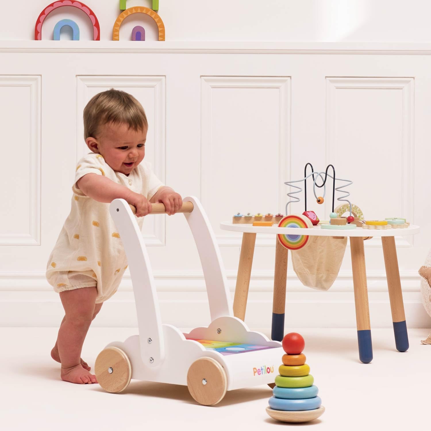 Le Toy Van – Pädagogischer Petilou Lauflernwagen „Regenbogen & Wolken“ aus Holz für Kleinkinder und Babys | Für Mädchen & Jungen | Geeignet für Kinder ab einem Jahr