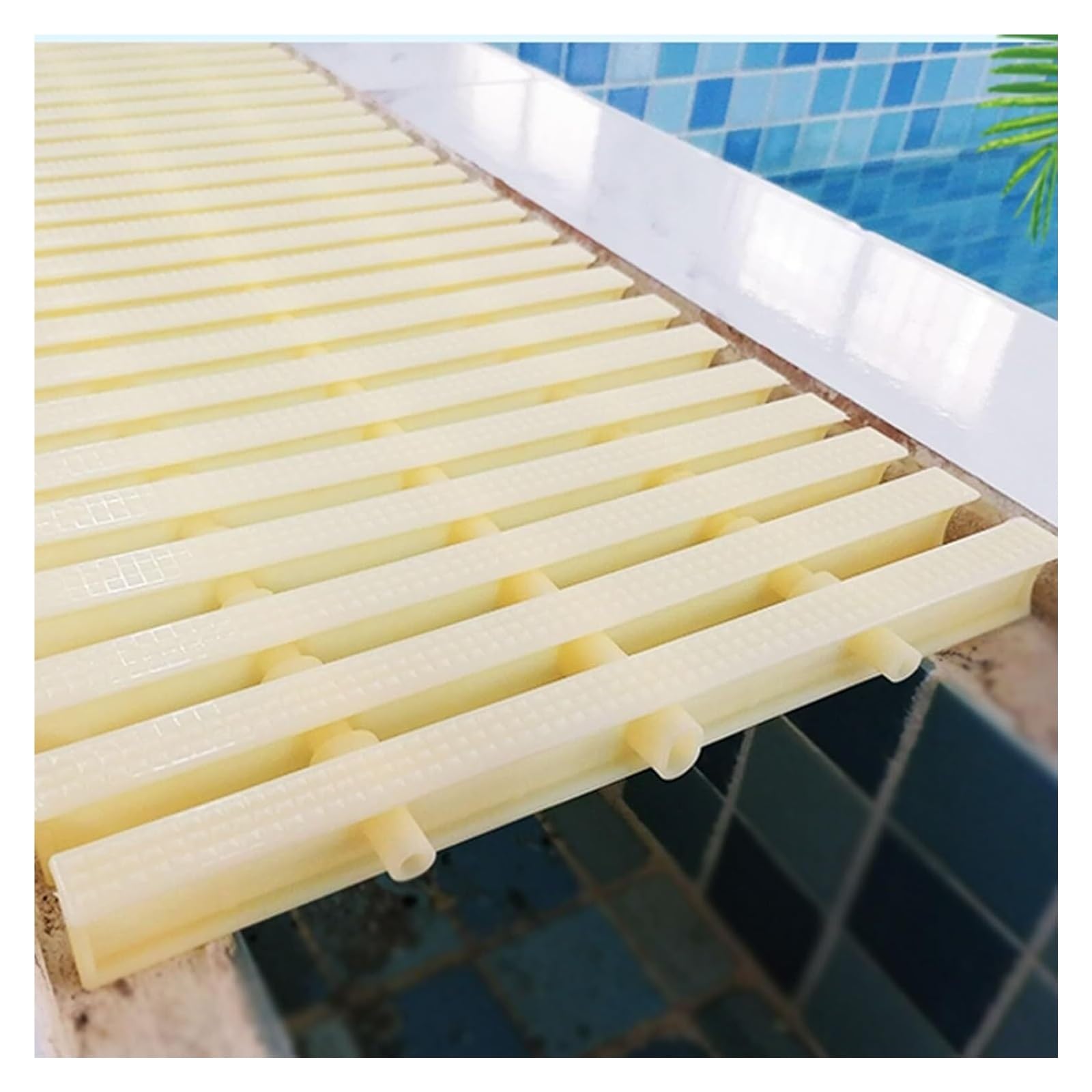 Grille de drainage pour piscine antidérapante et clipsable pour protéger cours et fermes
