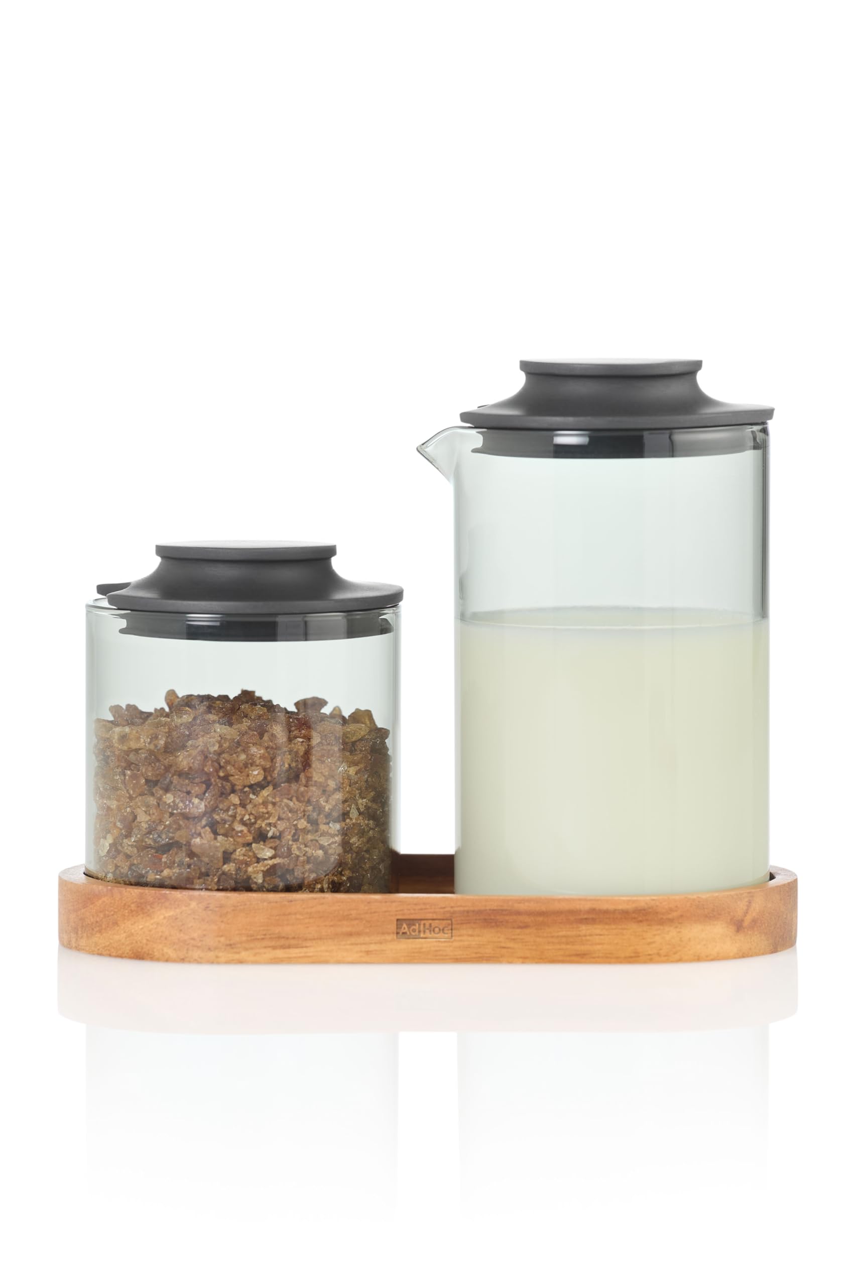 AdHoc MZ08 Milch- und Zucker-Set Impact 3-teilig | Glas grau mit Silikondeckel & Akazienholz-Untersetzer | Hitzebeständiges Borosilikatglas | Spülmaschinengeeignet | Stilvolles Set für Kaffee & Tee