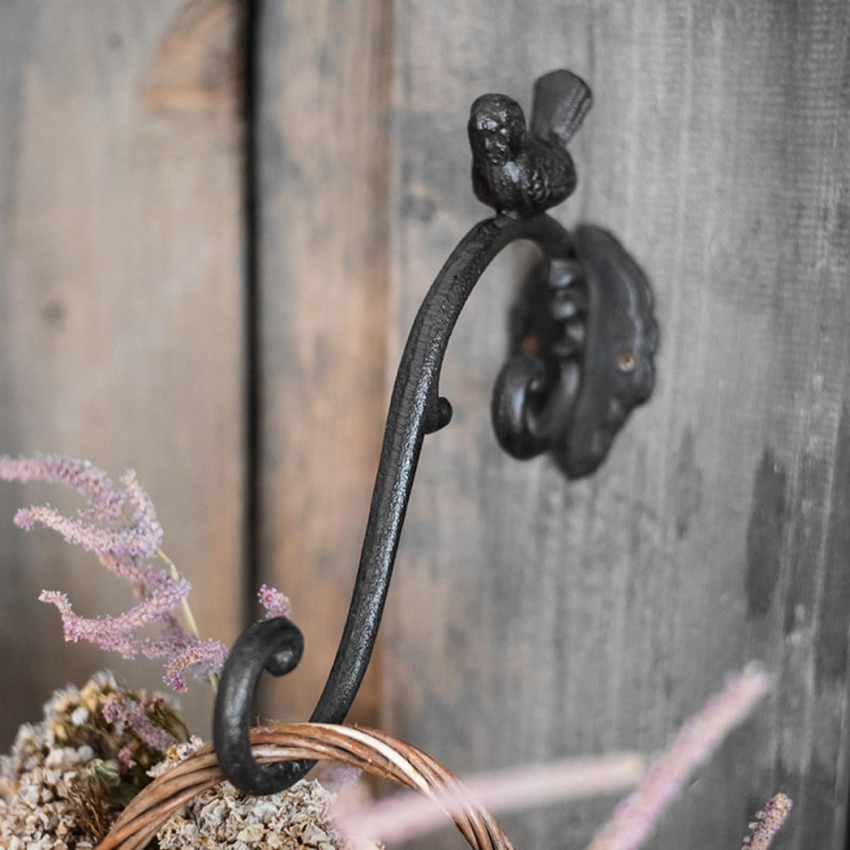 INOOMP Crochet Suspendre en Fonte pour Jardinière Murale Support Décoratif pour Paniers de Fleurs et Luminaire de Balcon ou Salon