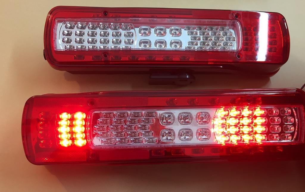 2 faros traseros LED con alarma de marcha atrás en el faro izquierdo y luz para matrícula de 500 mm en el faro derecho