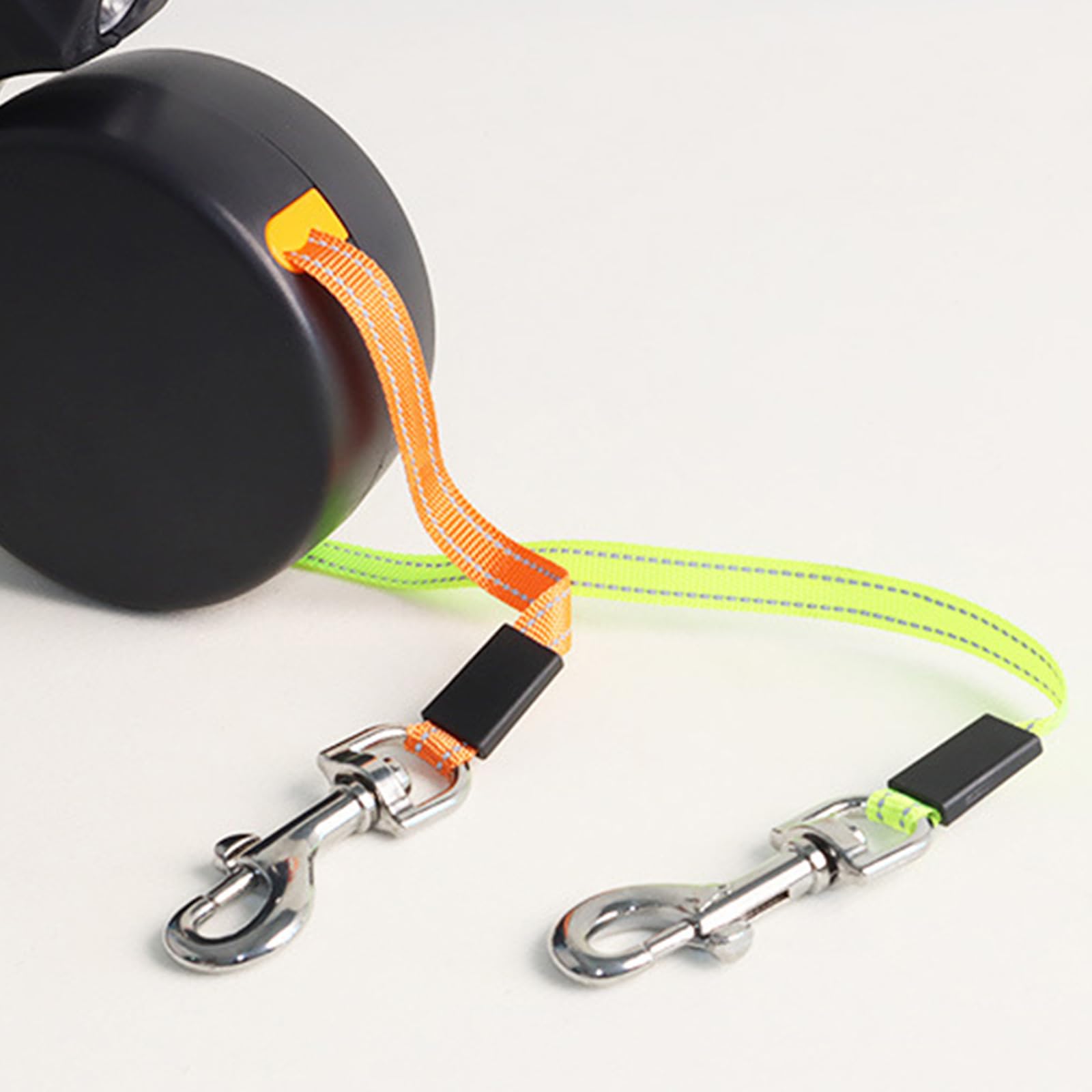 Correa para perro para entrenamiento de obediencia, mango doble de 10 pies de largo con luz LED y dispensador de bolsas para excrementos para control sin enredos