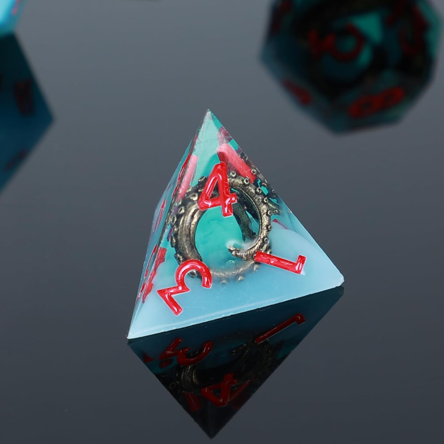 Polyhedral Metal and Resin Dice Set, 7 Pieces D&D RPG Dice with Box, Sharp Edge Octopus Tentacle Design, Fantasy Theme, for Tabletop Gamers, 14 Years and Up (White and Green)