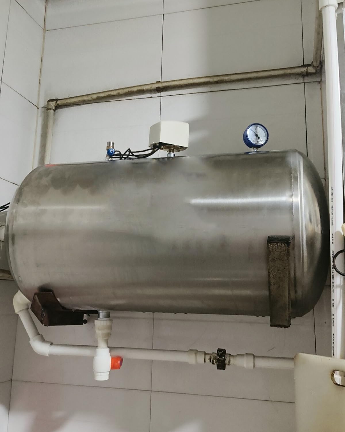 Poziomy zbiornik ciśnieniowy do pompy studni, pęcherz do przechowywania wody z zestawem montażowym, idealny do domowego systemu wodnego