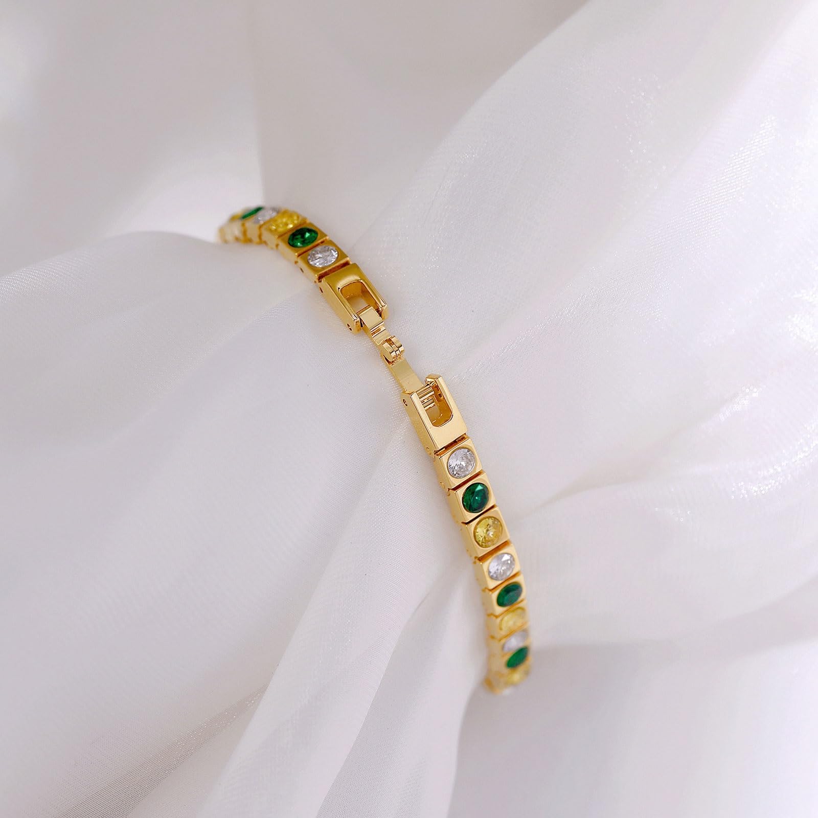 Superbe montre à quartz avec bracelet de luxe léger, montre décontractée vert printemps avec cadran carré est un cadeau tendance pour les femmes Montre-bracelet