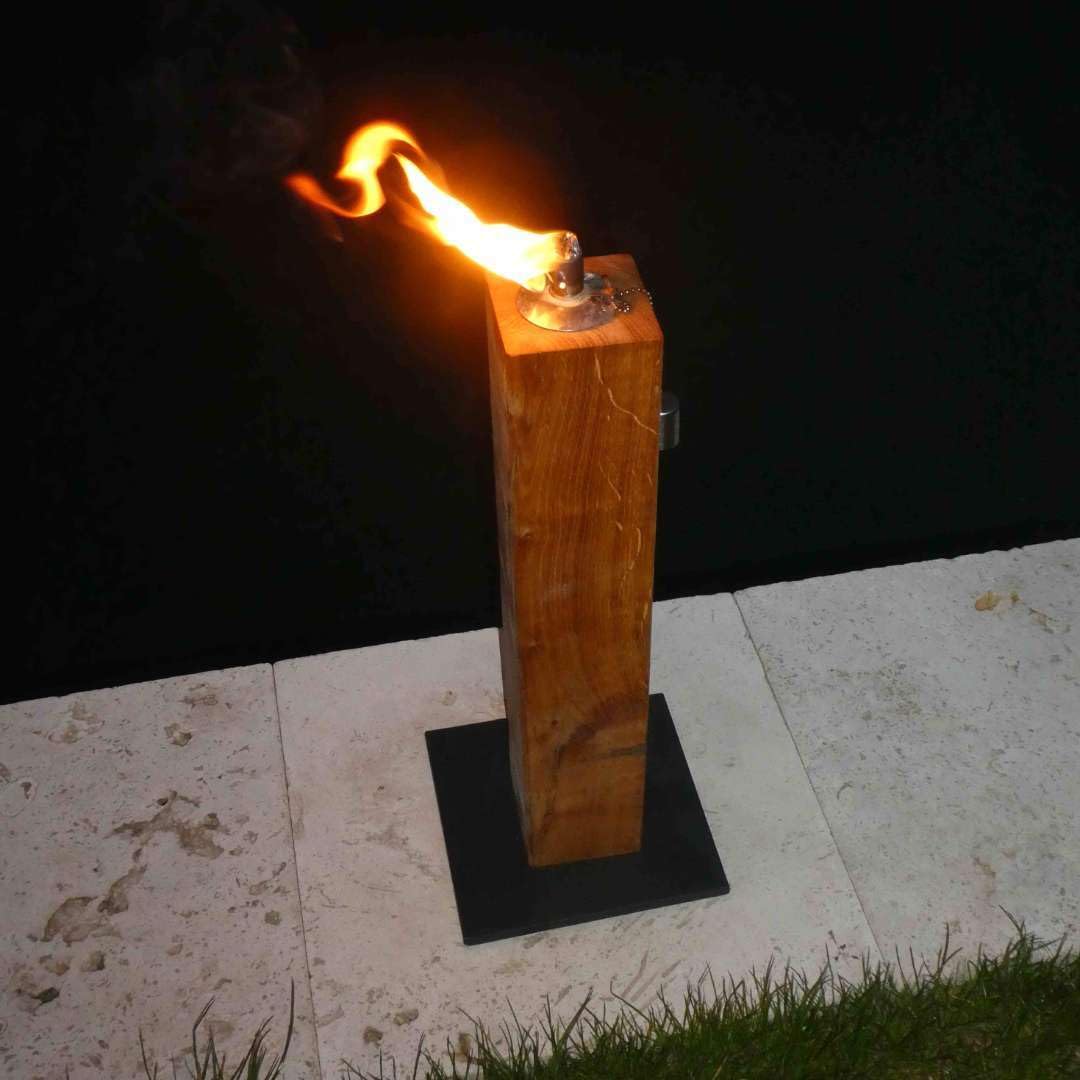 Gartenfackel aus Eichenholz mit Bodenplatte für Lampenöl (Geflammt, 50 cm)