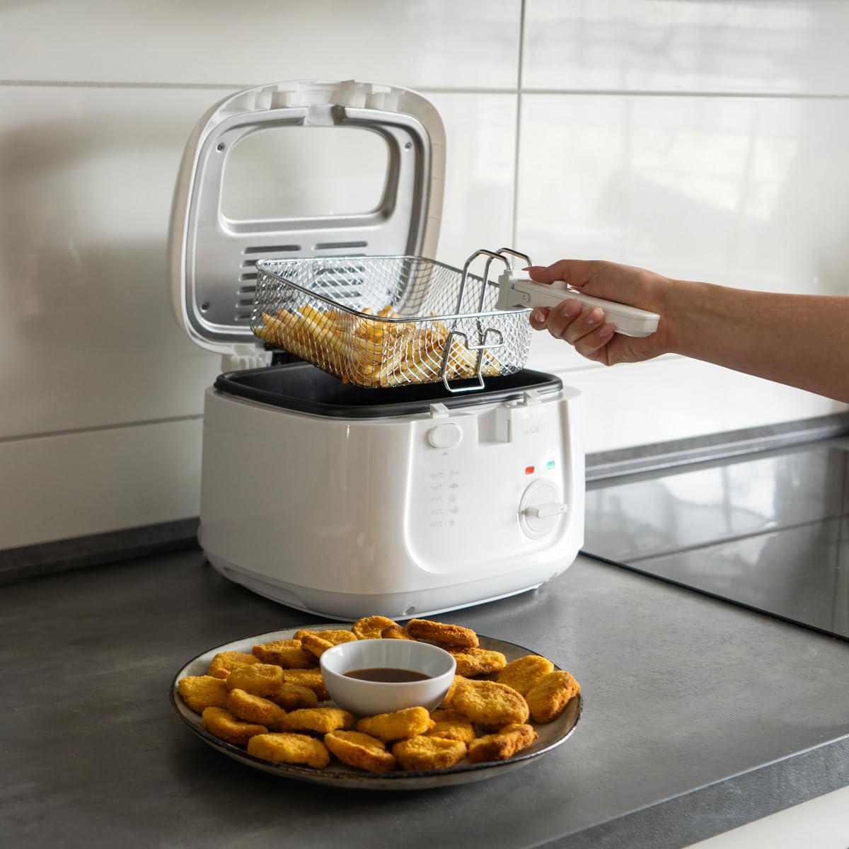 Clatronic® Friteuse avec huile | 2,5 litres huile/graisse | Filtre anti-odeur | avec grand panier à friture | Thermostat réglable en continu | avec réservoir d'huile antiadhésif | FR 3771