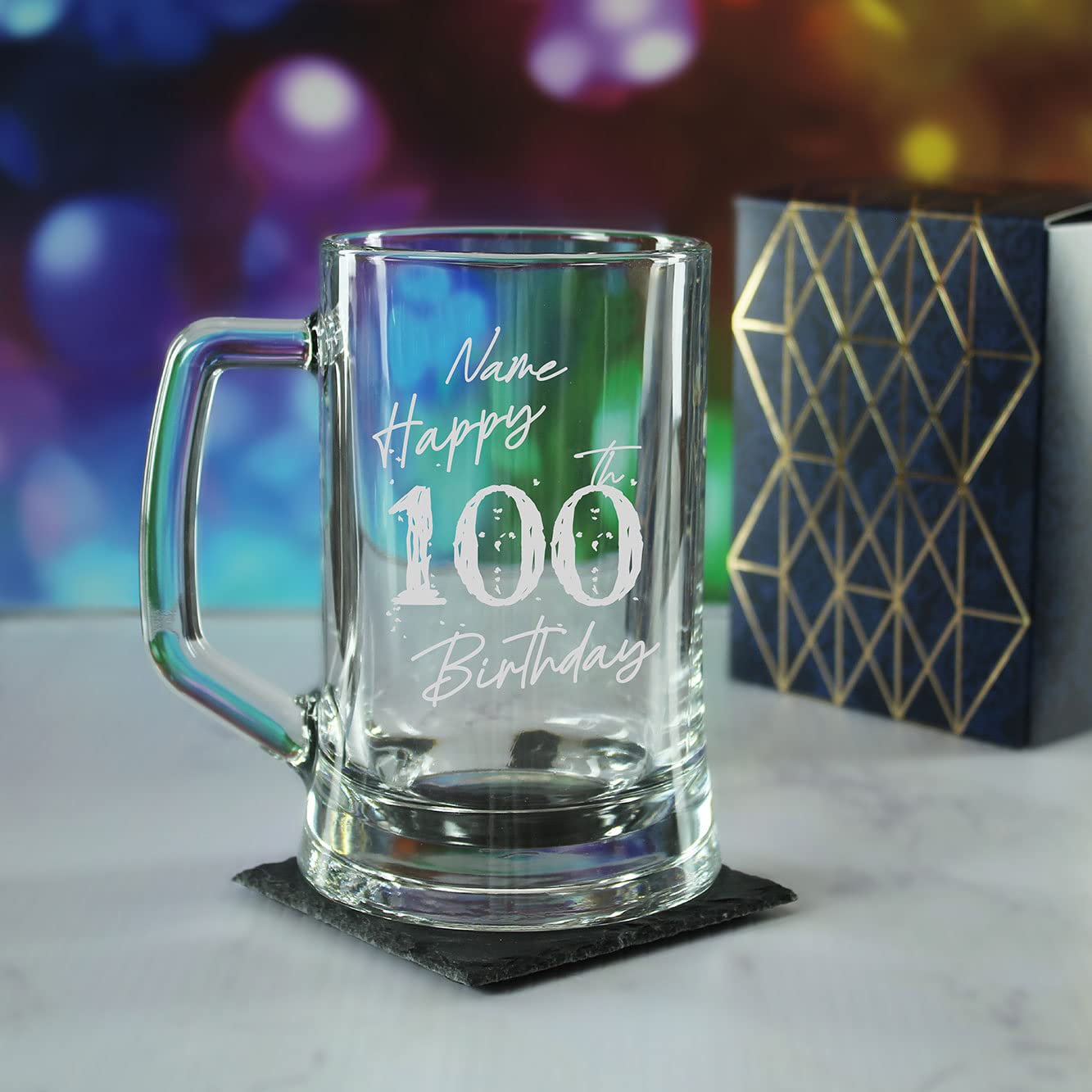Chope à bière gravée personnalisée avec inscription « Happy 100th Birthday » dans une boîte cadeau