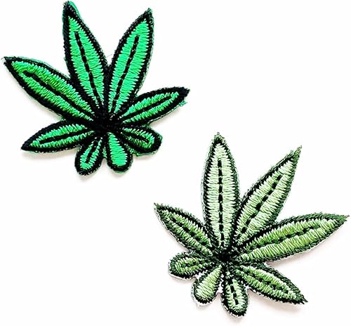 PL - Juego de 2 minúsculas hojas de marihuana de cannabis verde lindo logotipo de dibujos animados 1 coser hierro en bordado apliques insignia