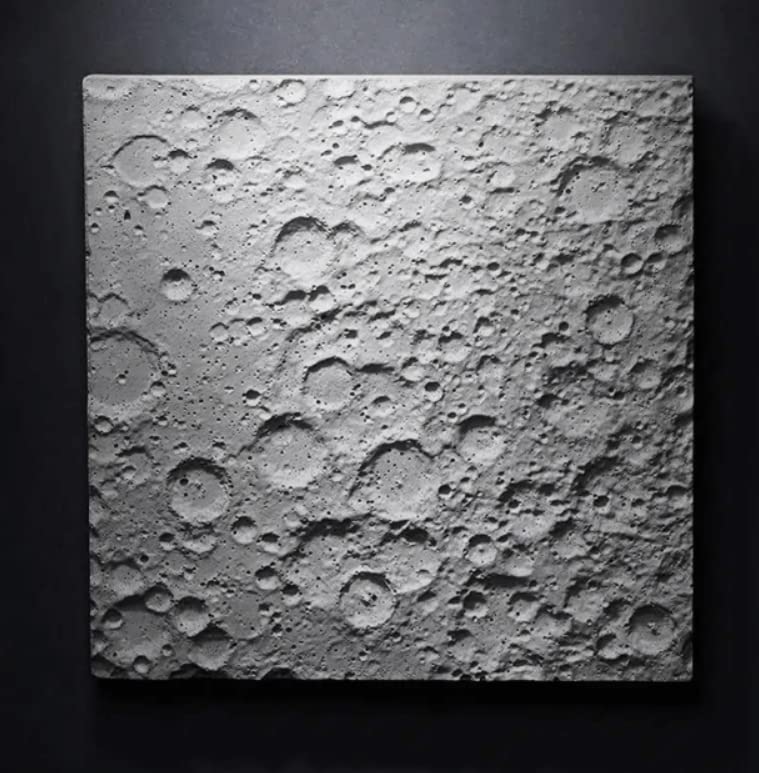 DeskSpace Beton-Skulptur mit Mondoberfläche, nachgebildet aus NASA-Daten