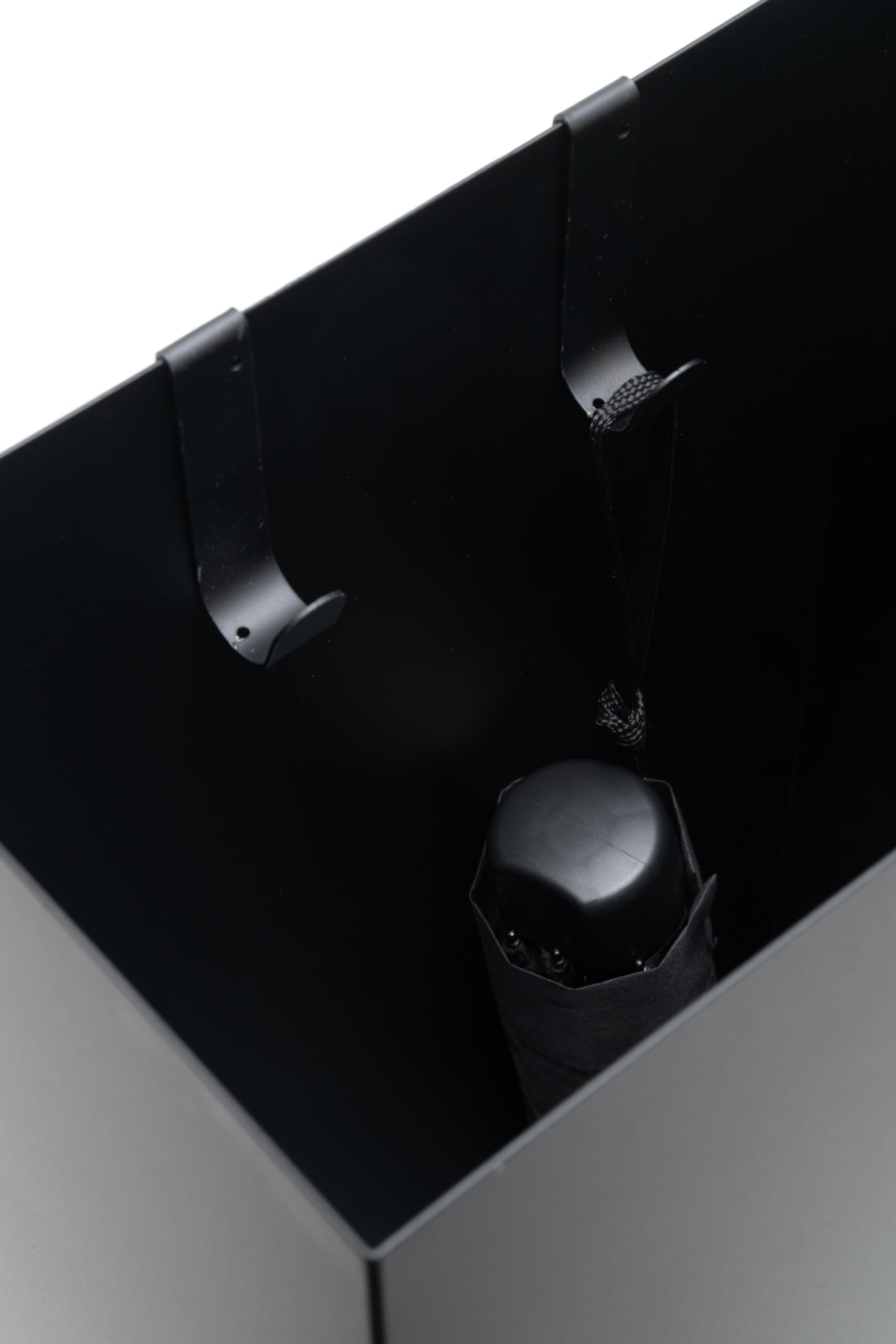 Schirmständer mit modernem Design aus Metall für Heim und Büro, Design-Ständer,schwarz, 2 Haken, 2x Wasserauffangschale herausnehmbar, 25x15x50cm, rechteckig, Regenschirmständer