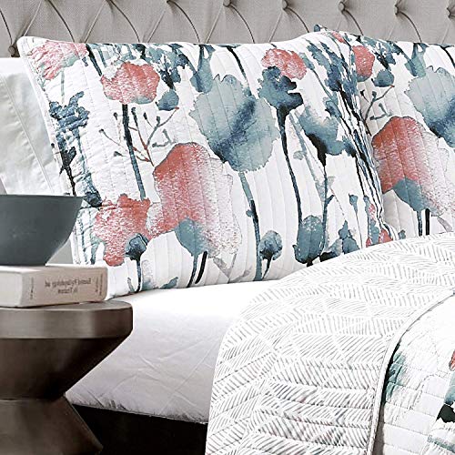Evite un dormitorio apagado con el juego de ropa de cama reversible de flores azul 5
