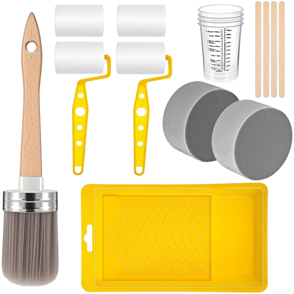 Pinceles y rodillos de pintura para restaurar muebles antiguos en el taller de casa
