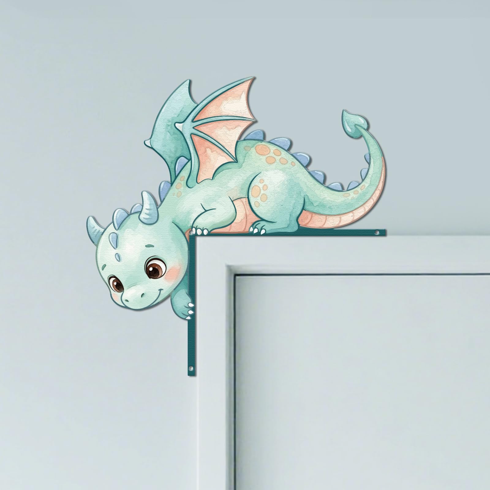 Décoration murale dragon métal suspendre au dessus cadre de porte entrée et couloir