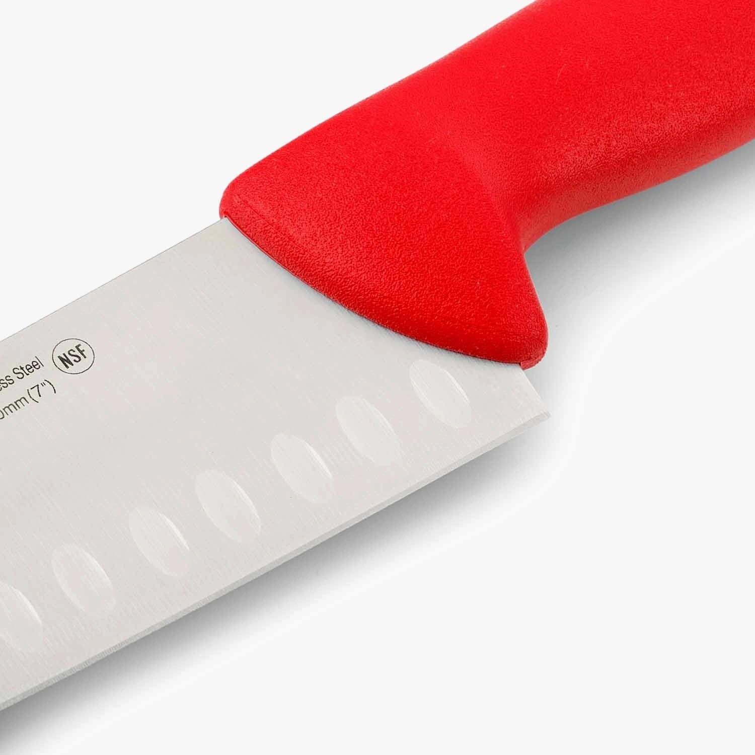 Primer plano del cuchillo Santoku Arcos Serie 2900, destacando su hoja de acero NITRUM® de 180 mm con alveolos y el mango ergonómico de polipropileno rojo.