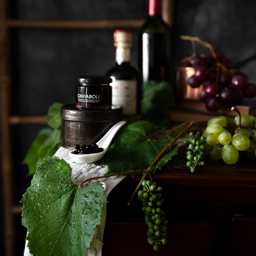Perles de Vinaigre de Modène Gourmet pour Vinaigrette ou Décoration pot 200gs. Les sphères de vinaigre de Modène dans son intérieur liquide explosent dans la bouche lorsqu'elles sont mordues.