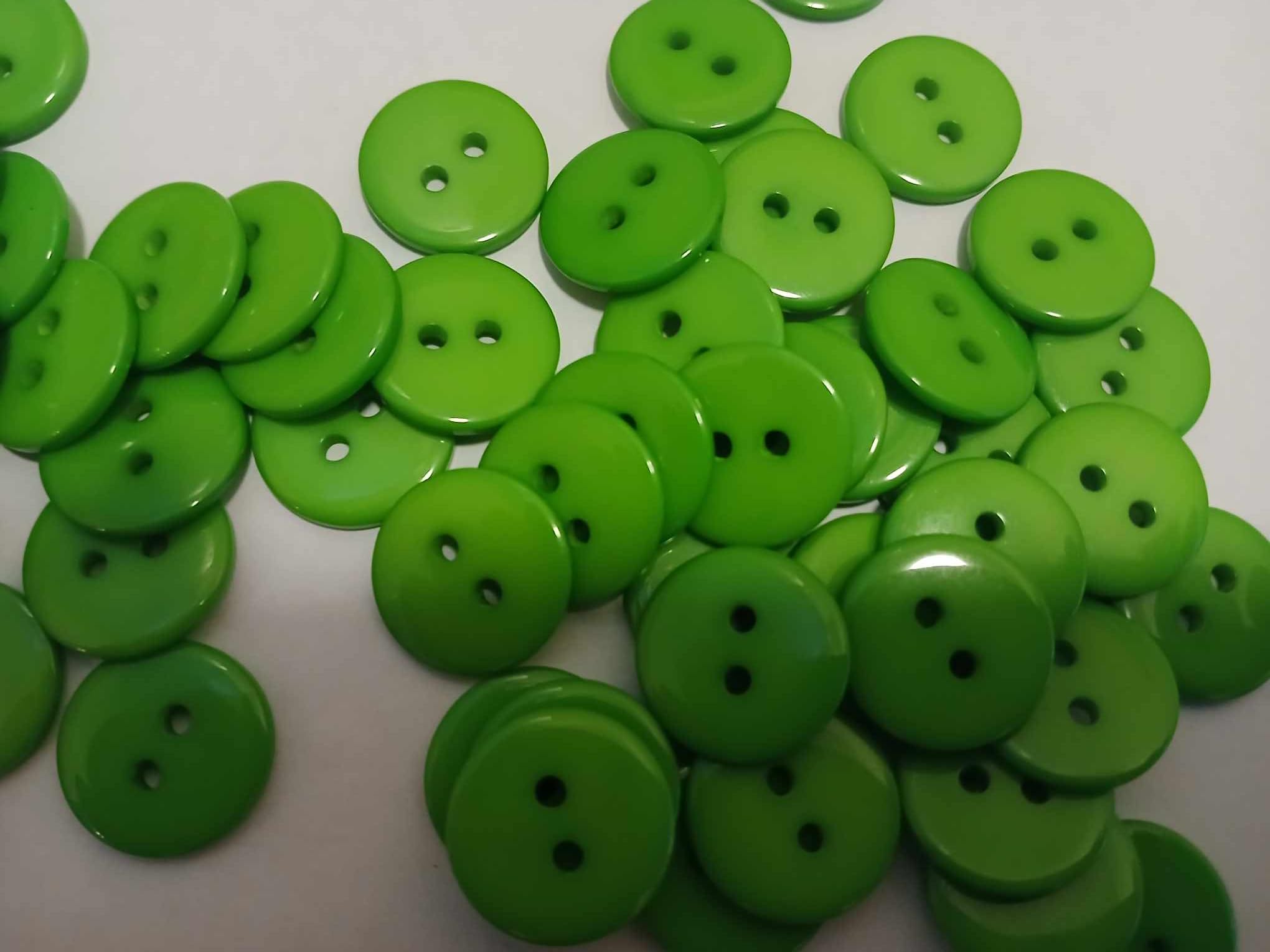 100 Green Plain Round 18mm Resin Sewing Buttons for Knitting, Arts, Crafts and Clothes โ image 1
