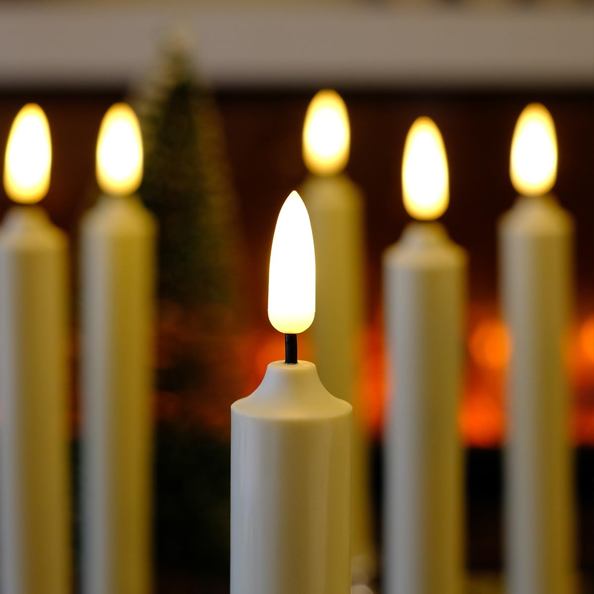 6 candele coniche in avorio senza fiamma, con telecomando e timer e candelabro, con clip, ventosa e portacandele in argento rimovibili, telecomando incluso. Candele decorative natalizie.