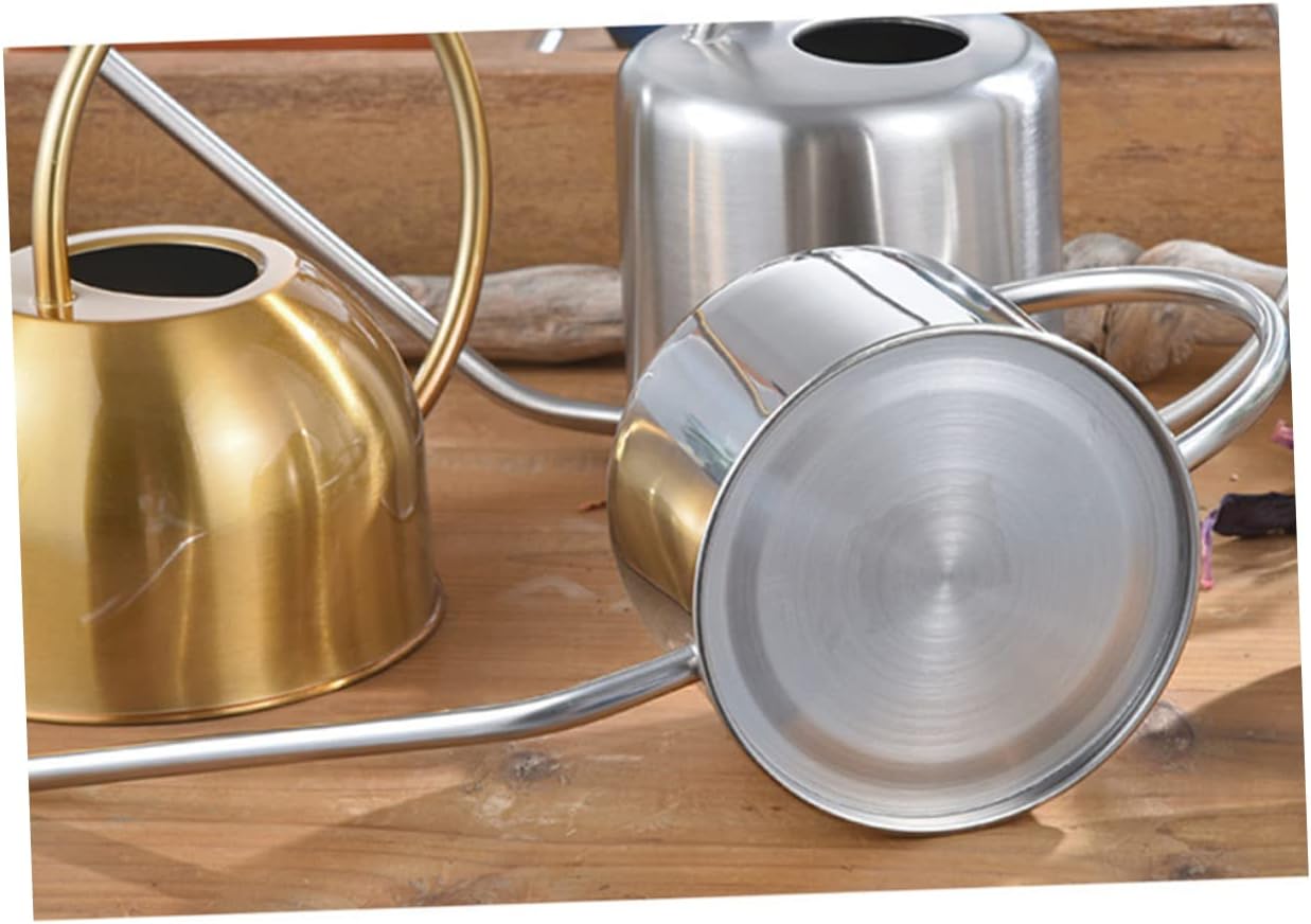 ガーデニングに欠かせないステンレススチール製じょうろ。注ぎ口が長く、室内・屋外の植物への水やりが簡単。シルバー(Silver)