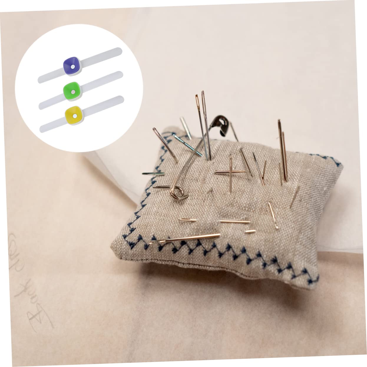 Artibetter 2 Sätze Handgelenk Magnetisches Nadelkissen Praktische Nadelbox Für Stickarbeiten Leichtes Und Komfortables Design Zufällige Farben Für Nähzubehör 3 Stück * 2