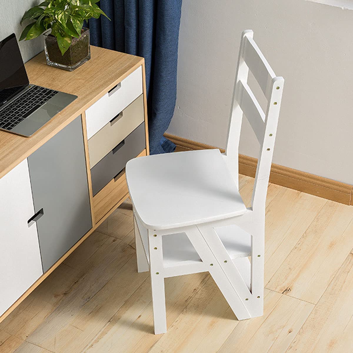 Étagère de rangement escabeau pour accéder facilement aux placards hauts