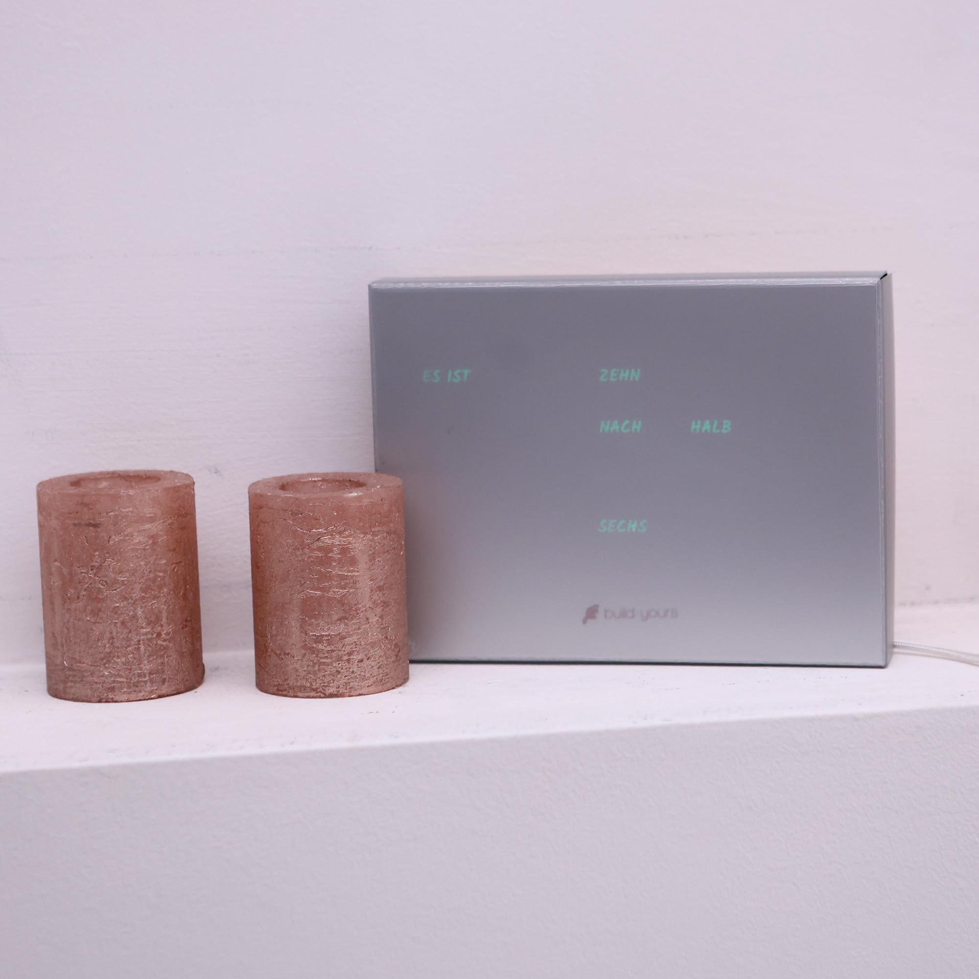 BoxClock Plain Gray - Reloj de mesa digital con pantalla LED, WiFi y soporte ajustable, reloj delgado para oficina, hogar y decoración moderna