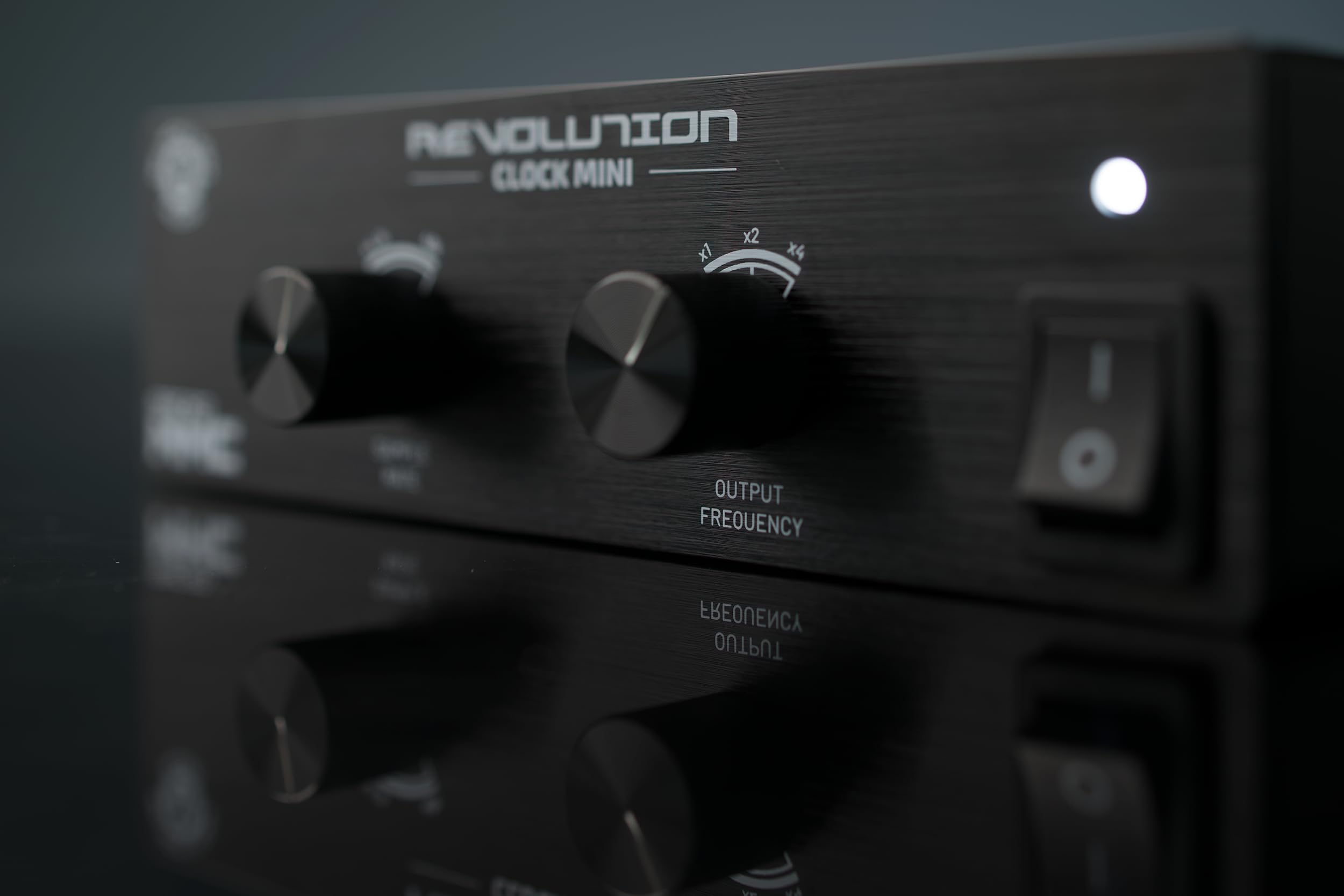 Amazon.co.jp: Black Lion Audio Revolution Clock Mini : ホーム