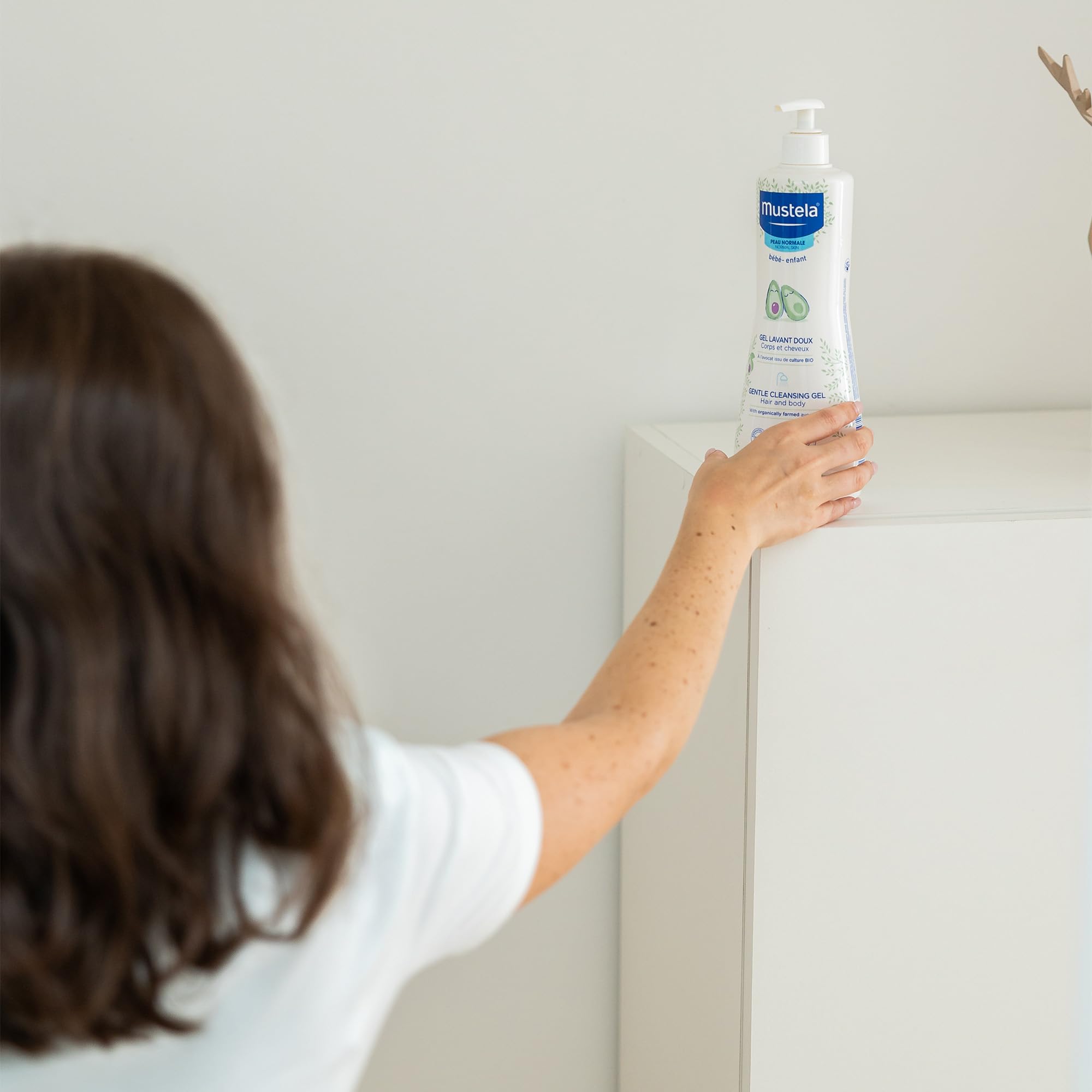 Mustela Detergente Delicato, Corpo e Capelli, per Neonati, Bambini, Adatto a tutta la Famiglia - Deterge Delicatamente e Non Brucia agli Occhi, 93% Ingredienti di Origine Naturale (750ml)