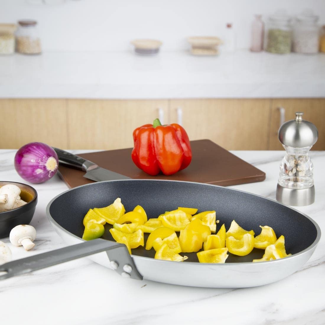 Vogue Poêle Ovale Antiadhésive Teflon Platinum Plus 36cm, Dimensions: 360(Dia)mm, Matière: Aluminium, Lavage à la Main, Compatible Tous Feux Sauf Induction, Cuisine Professionnelle & Domestique, T357